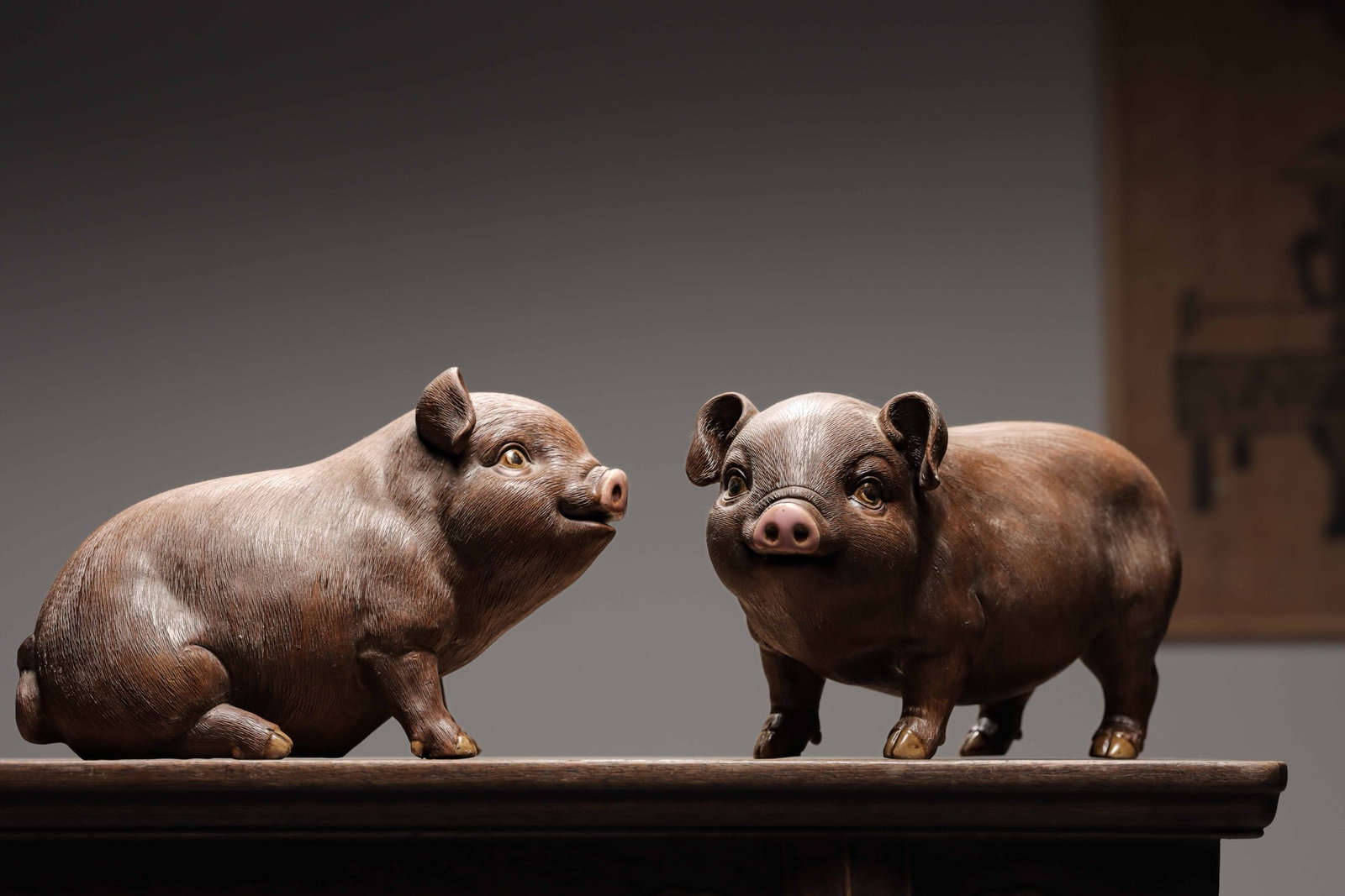 A group of Qing Dynasty purple clay pigs: Purple clay exquisite paired lucky pig ornamentThe specifications range from 16 cm in height to 30 cm in length, with a pair of males and females. The hair details are realistic, and the expression is