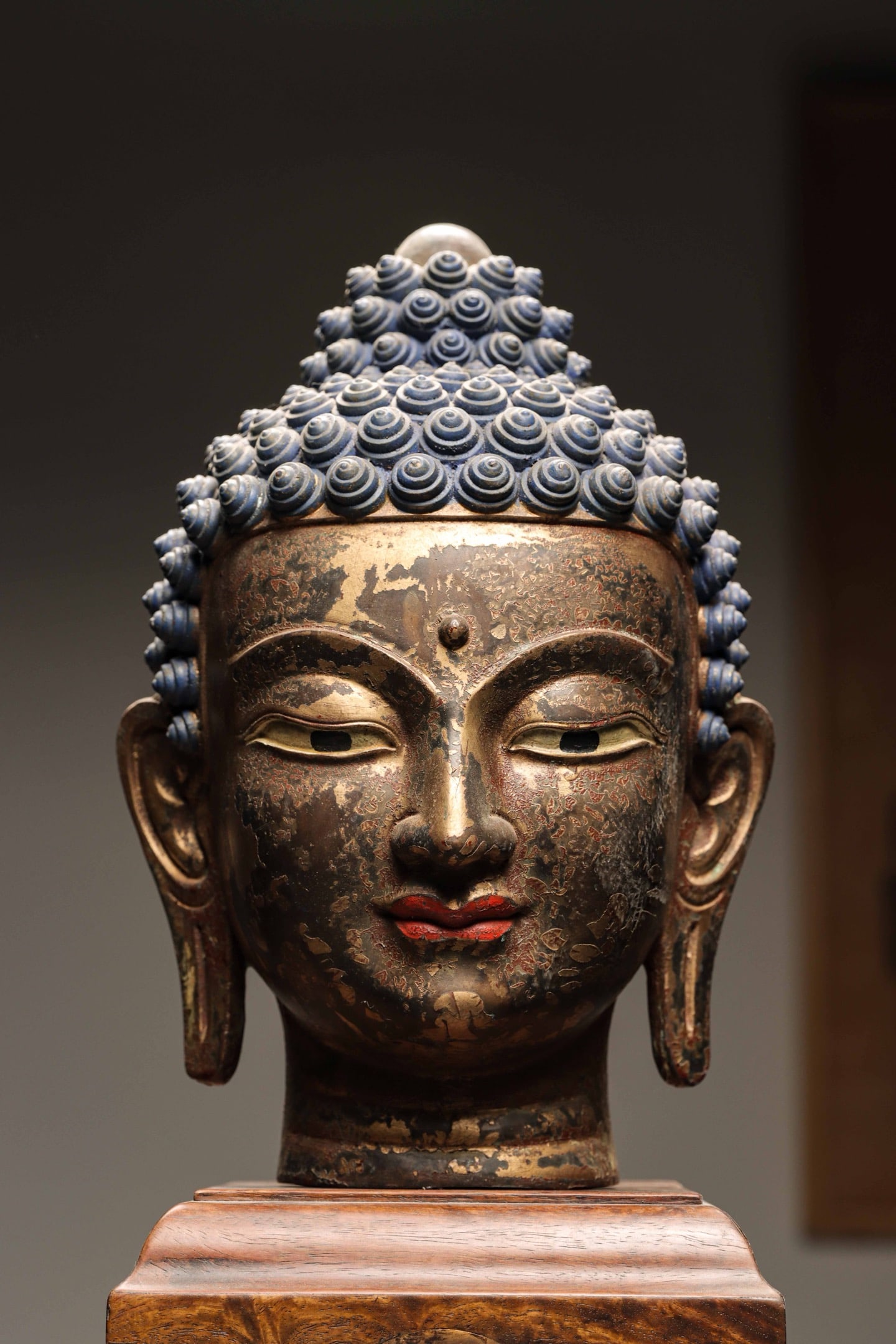 Bronze gilded Buddha head statue from the Qing Dynasty: Bronze painted gilded Buddha's head of Shakyamuni BuddhaSpecification: 31-19cm high and 19cm wide, weighing 3700g, with blue colored spiral hair, dignified and compassionate facial features, and an ol