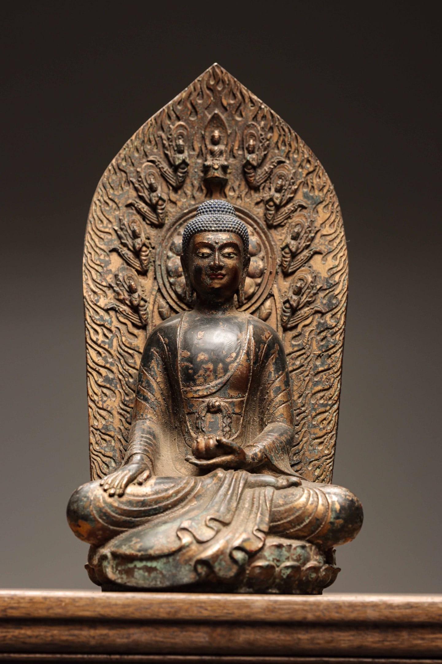 Bronze gilded Buddha statues from the Qing Dynasty: Old copper gilded backlight, Shakyamuni sitting BuddhaThe specifications are 30.5cm high and 14.8cm wide, weighing 3050g. It features a seated statue of a demon slaying lotus platform, a flame backlit