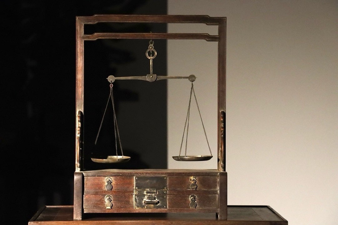 Qing Dynasty Huanghua Pear Scale: Old wooden frame copper balance scaleSpecification: 50-38cm high and 38cm wide, double drawer storage cabinet, complete set of copper parts, old patina, old-fashioned weighing instruments, vintage orn