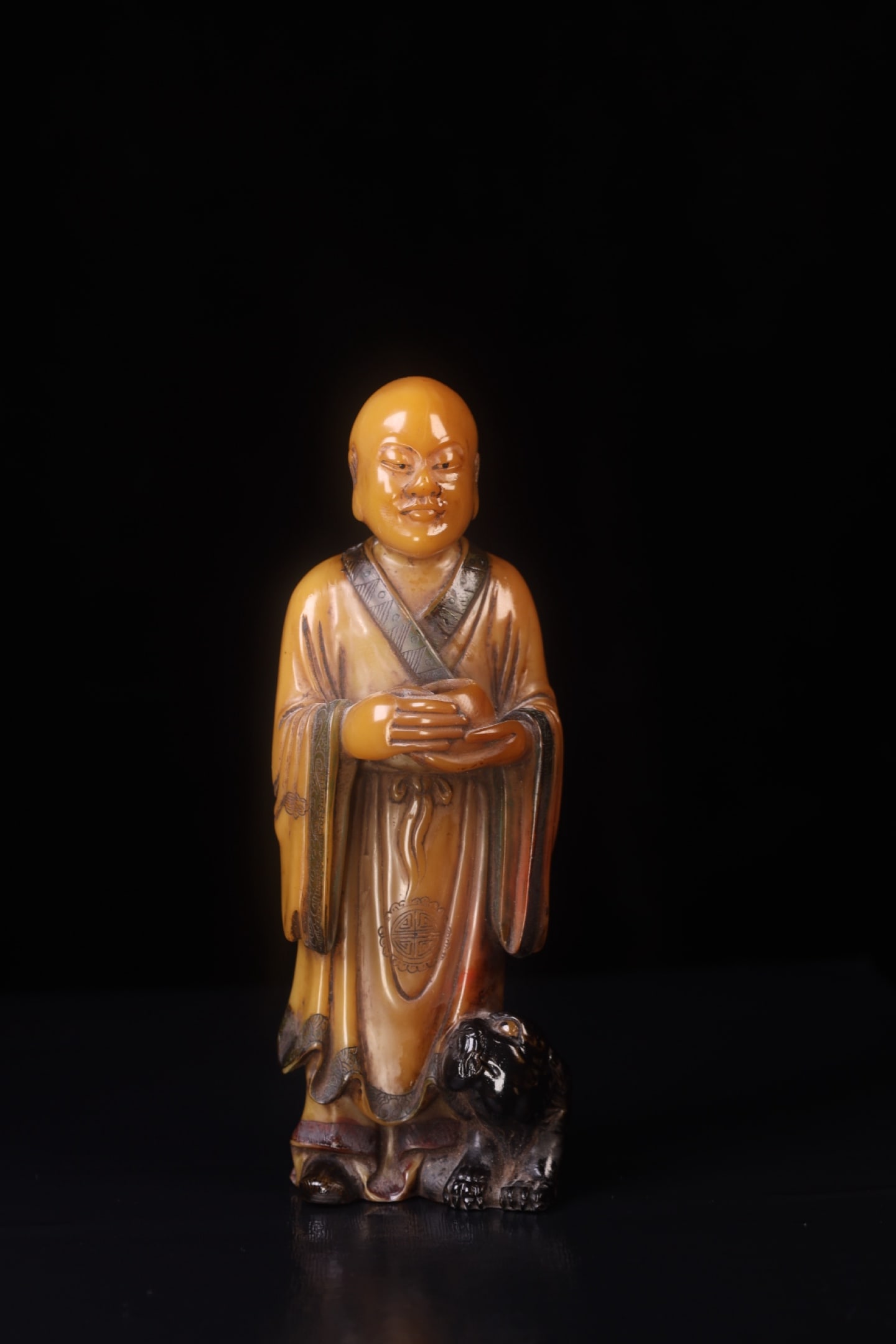 Qing Dynasty Shoushan Stone Painted Buddha Statue: Standing statue of Arhat tamed lion on Laoshoushan stoneSpecification: Height 13.2 to width 4.8cm, weight 230g, with warm and shiny stone. The robe is decorated with colorful paintings and intricately