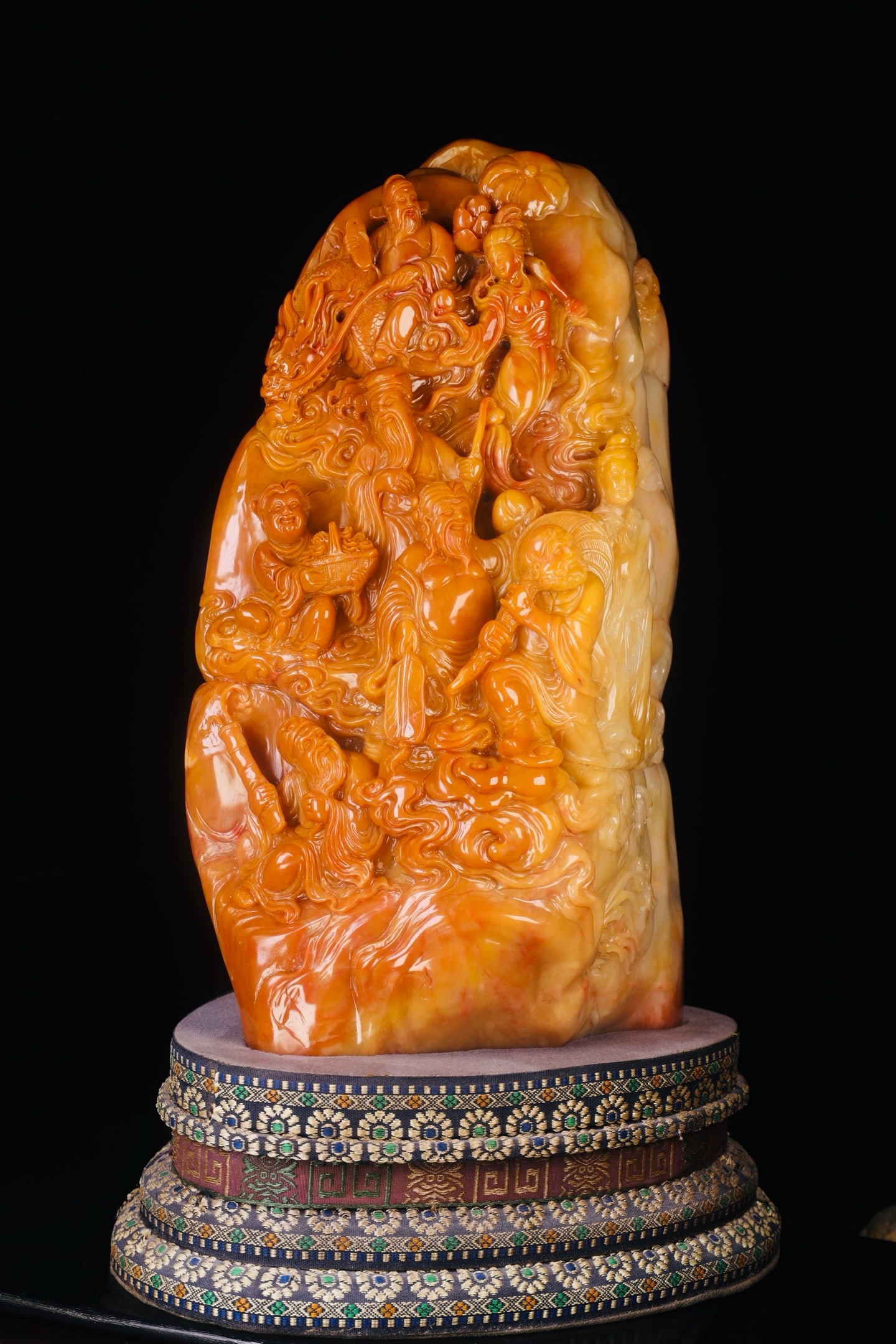 Qing Dynasty Shoushan Tianhuang Eight Immortals: Da Liao Shoushan Stone Eight Immortals Gathering Relief Mountain OrnamentThe specifications are 32-21cm high and 21cm wide, with a weight of 6900g. The frozen stone texture is smooth and transparent, 