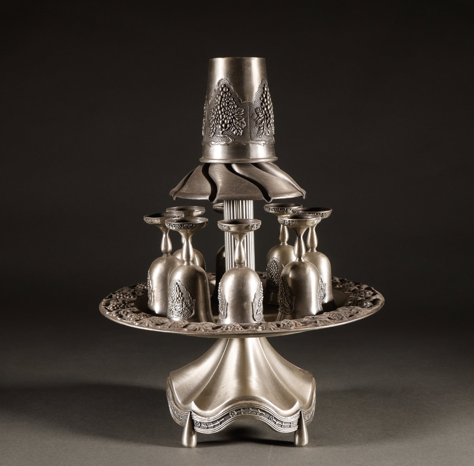 A set of tin wine glasses: Western antique silverware grape relief wine setSpecification: The whole set is 32-25cm high and 25cm wide, with a wine glass specification of 8.7-4.2cm caliber and a total weight of 1361g. It has a t