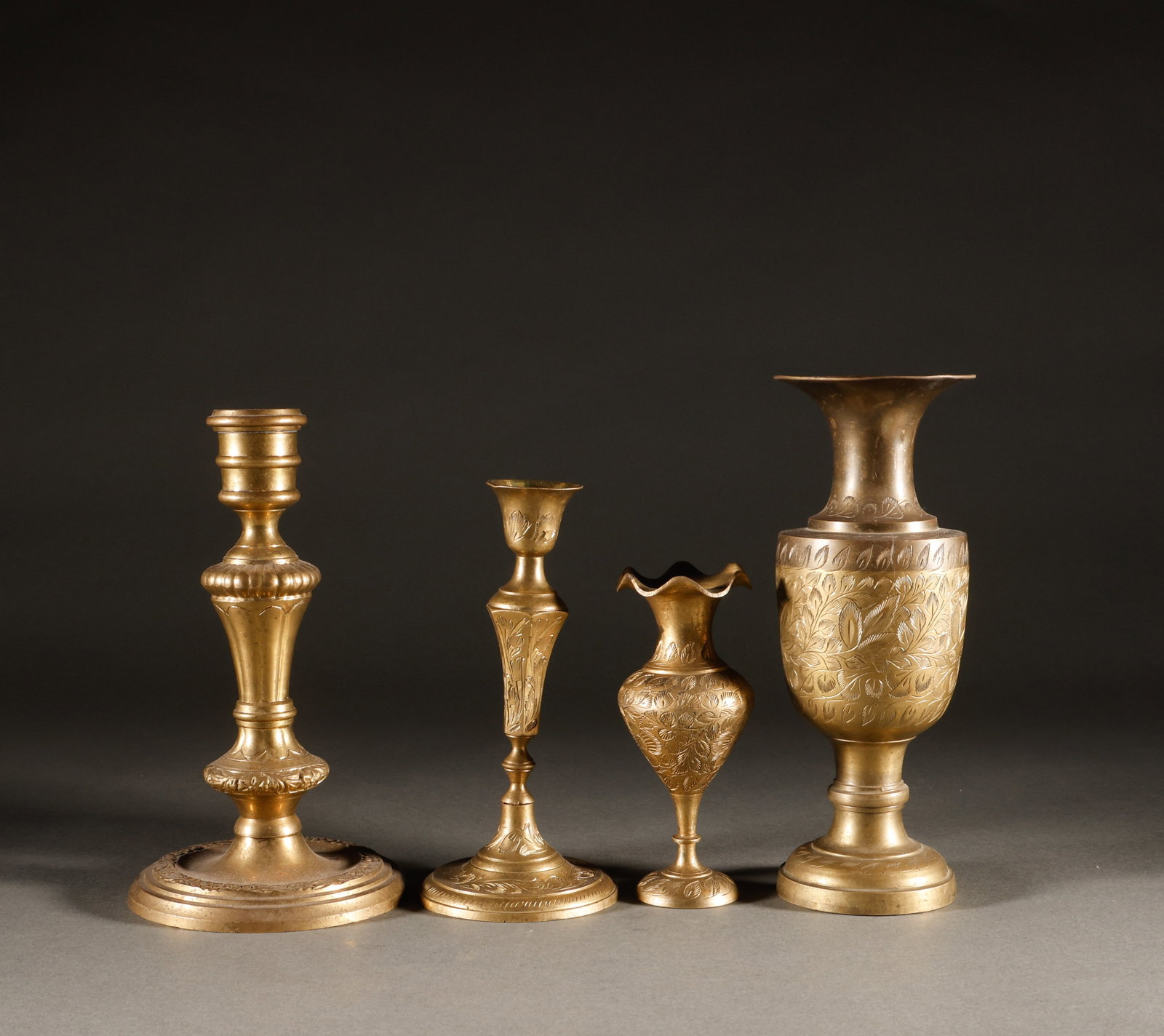 A set of copper candle holders: Four piece set of overseas antique bronze carved flower ornamentsThe maximum specification is 20cm, the width is 7.5cm, and the total weight is 1119g. The double candle holders are matched with two ca