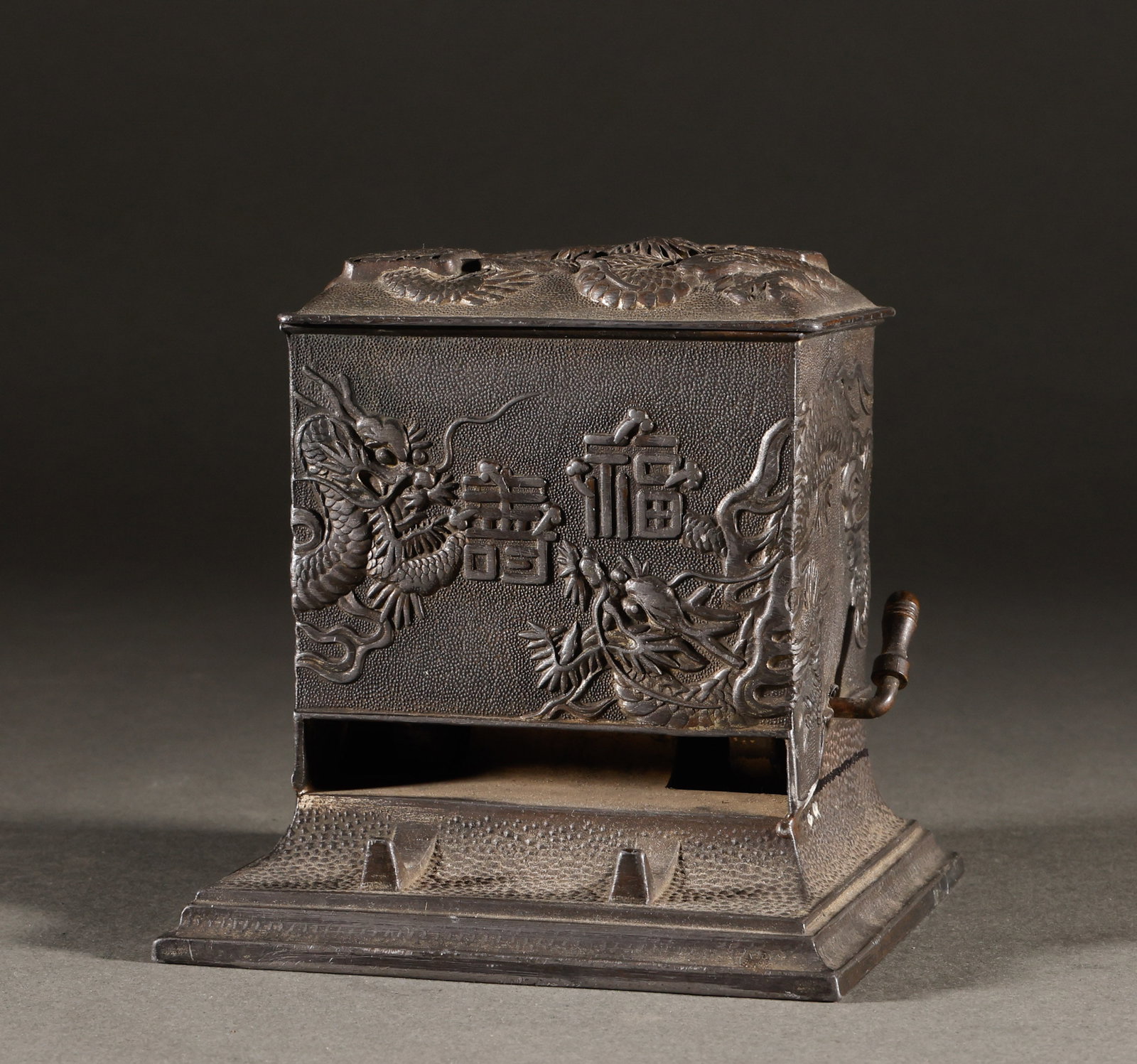 Tin plated silver dragon patterned mechanical cigarette box (short tube): Old copper relief double dragon lucky longevity pattern square hand cranking toolSpecification: Height 10 to width 8cm, weight 632g, fish roe pattern ground, high carved auspicious dragon and longevit