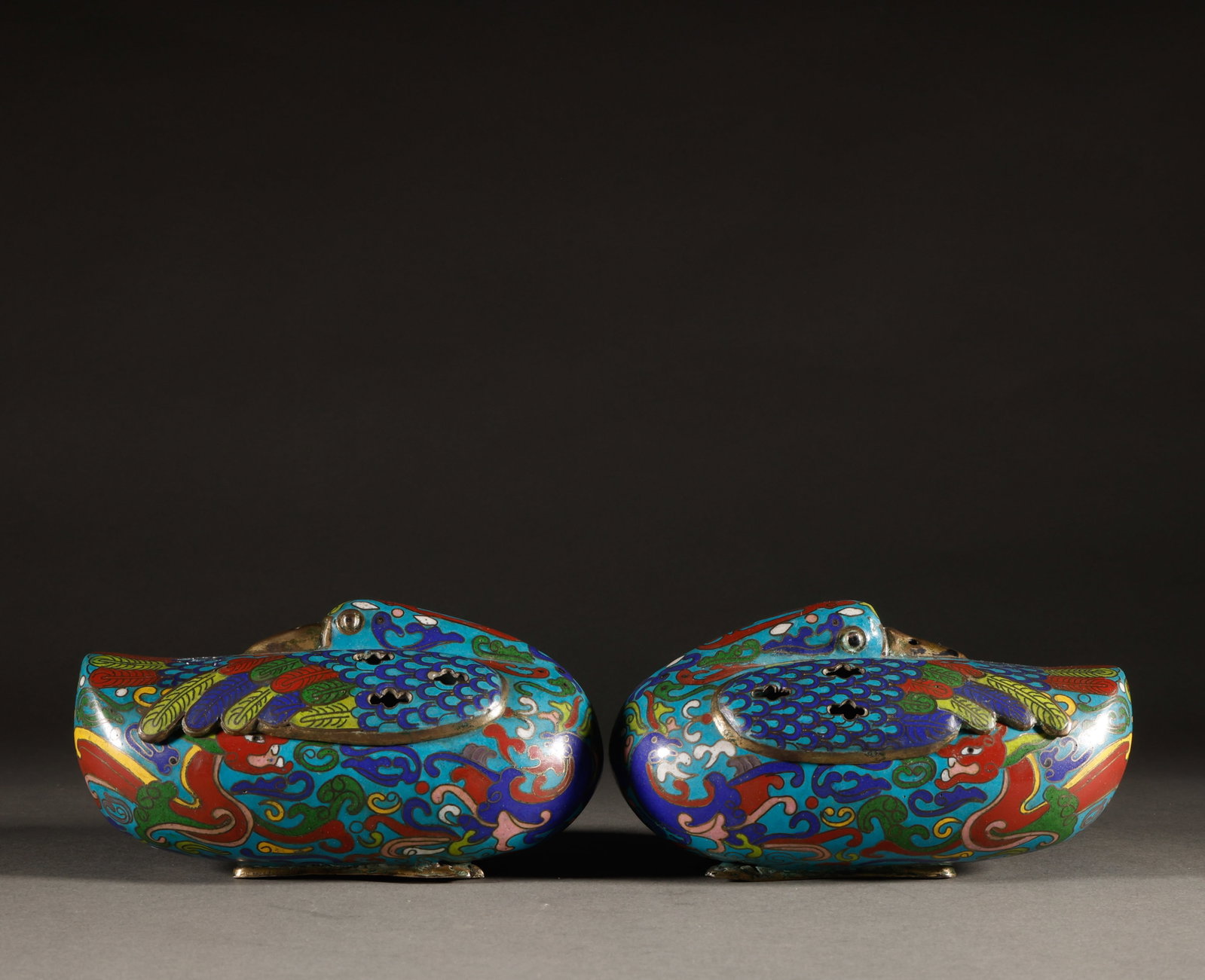 A pair of Qing Dynasty cloisonn ?? goose shaped aroma burners: A pair of cloisonn enamel mandarin duck hollow smoking ovensSpecifications range from 9cm in height to 17cm in length, with a total weight of 764g. Made of copper cloisonn ?? craftsmanship, it is ador