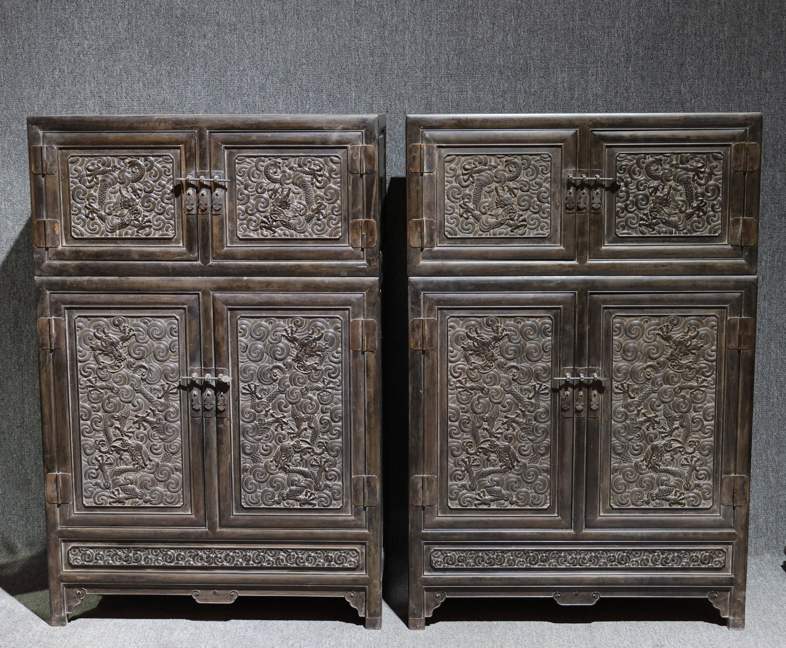 A set of top cabinets with the Eight Beasts of the Purple Sandalwood Sea in the Qing Dynasty: Paired cabinets with auspicious cloud and dragon patterns carved from rosewood woodSpecification: The cabinet is 126cm high and 83cm wide, with four doors on top and bottom. The cabinet door is deeply