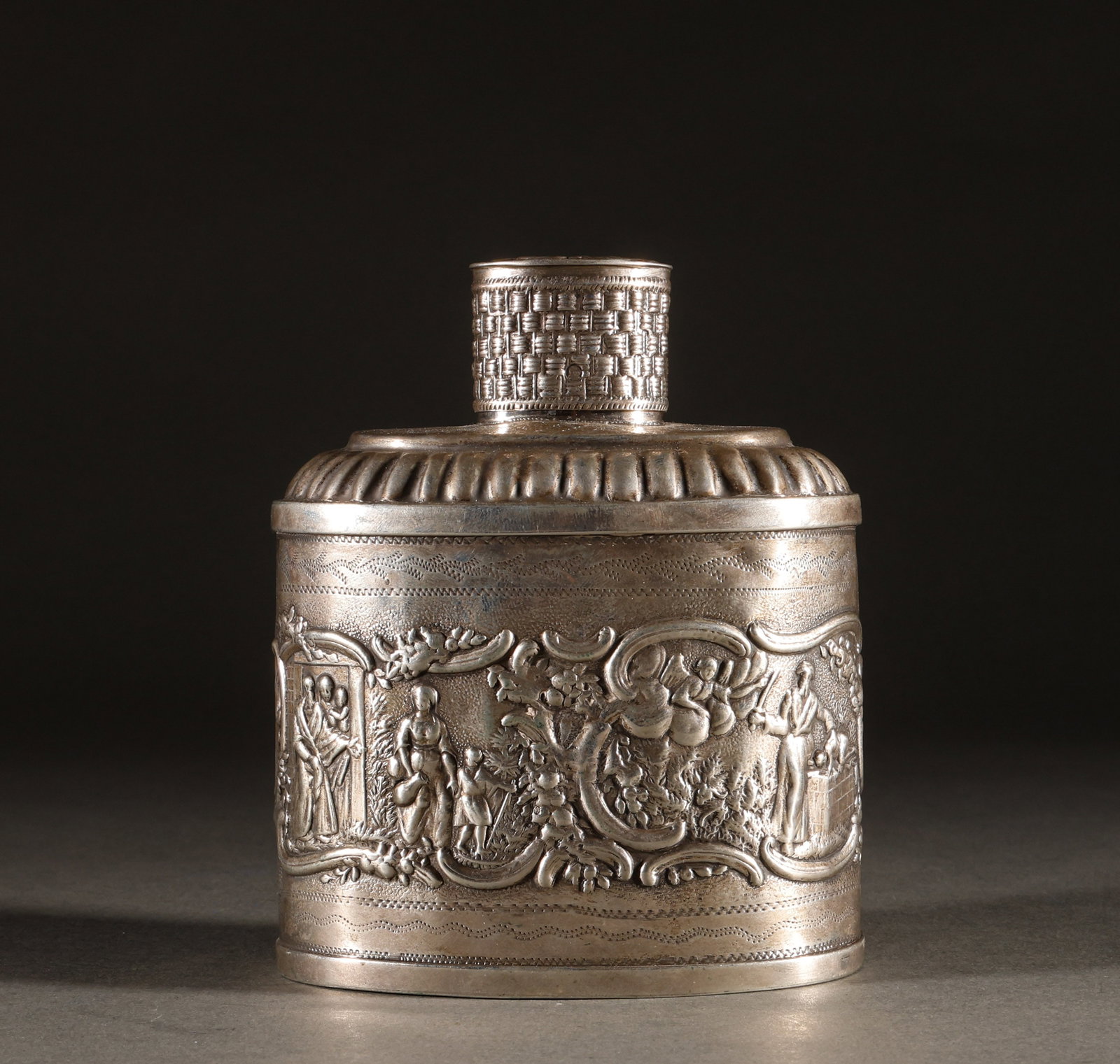 1887 British pure silver hand carved tea jar: Western relief character story pure silver tea canSpecification: Height 13-10cm, weight 197g, height relief courtyard figure decoration, cover woven with chiseled flowers, neat ground pattern, soft ol