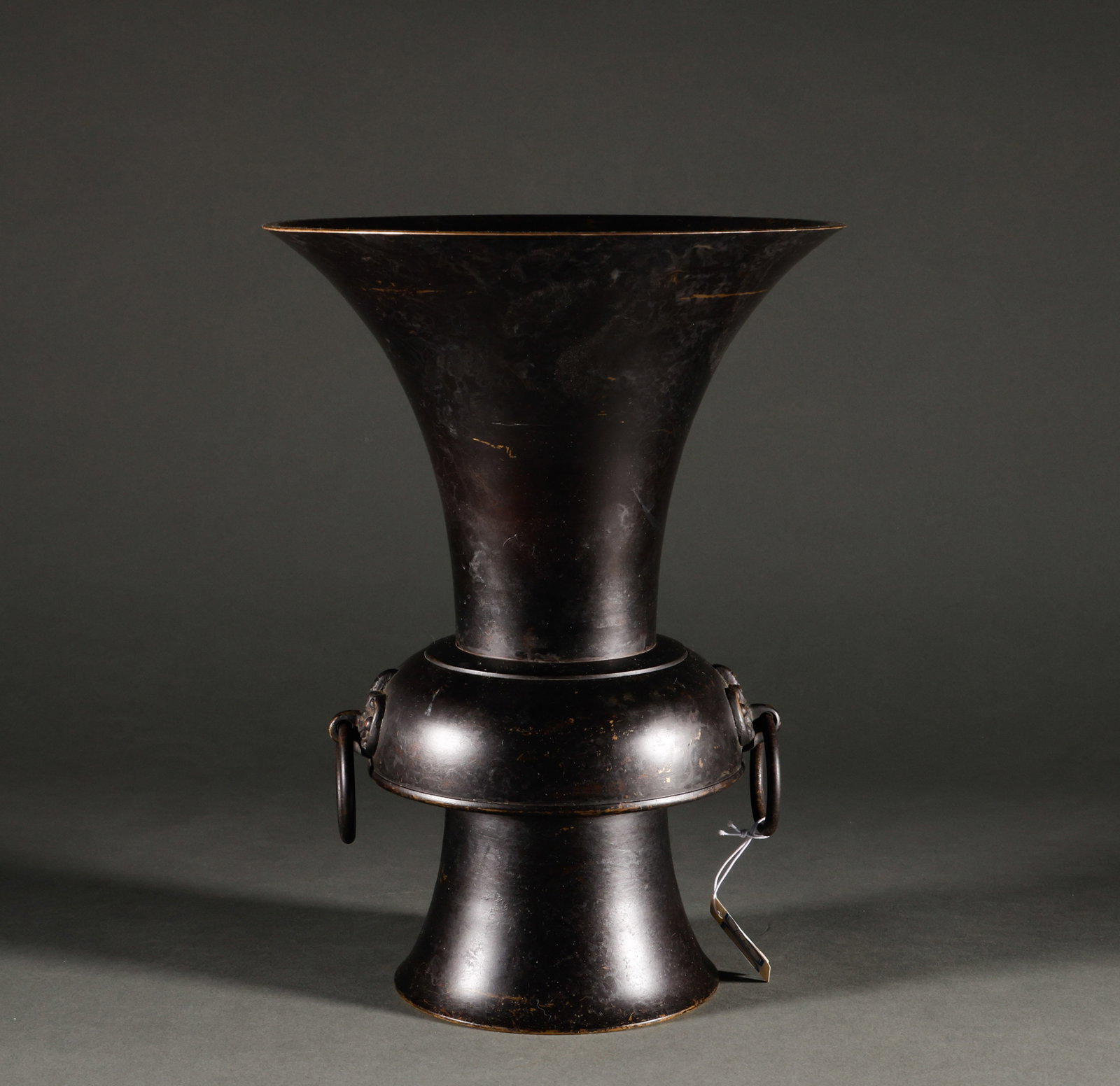 Returning to Qing Dynasty Copper Flower Gourd: The old Tibetan beast head active ring is a bronze flower shaped spear with a height of 27cm, a diameter of 20cm, and a weight of 2500g. The horn of the body is open, and the bulging position is symme