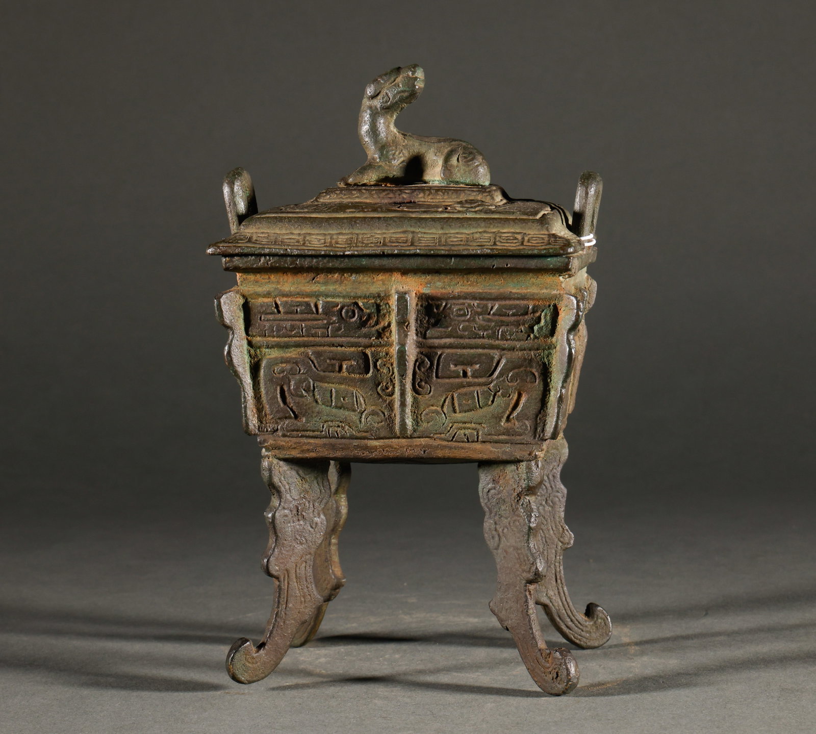 Returning to Qing Dynasty copper bronze square tripod: The old Tibetan animal button is a copper fumigation furnace with four reliefs, the specification is 20cm high, 11cm wide, and the weight is 943g. The top of the furnace is covered with auspicious ani