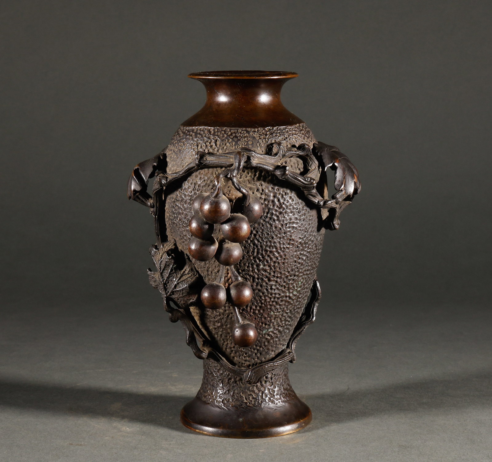 Reflux Qing Dynasty copper grape patterned copper bottle: The old three-dimensional relief grape patterned copper vase is 18cm high, 11.5cm wide, and weighs 901g. The body of the vase is carved with pearl texture, and the outer wall is wrapped in high plasti