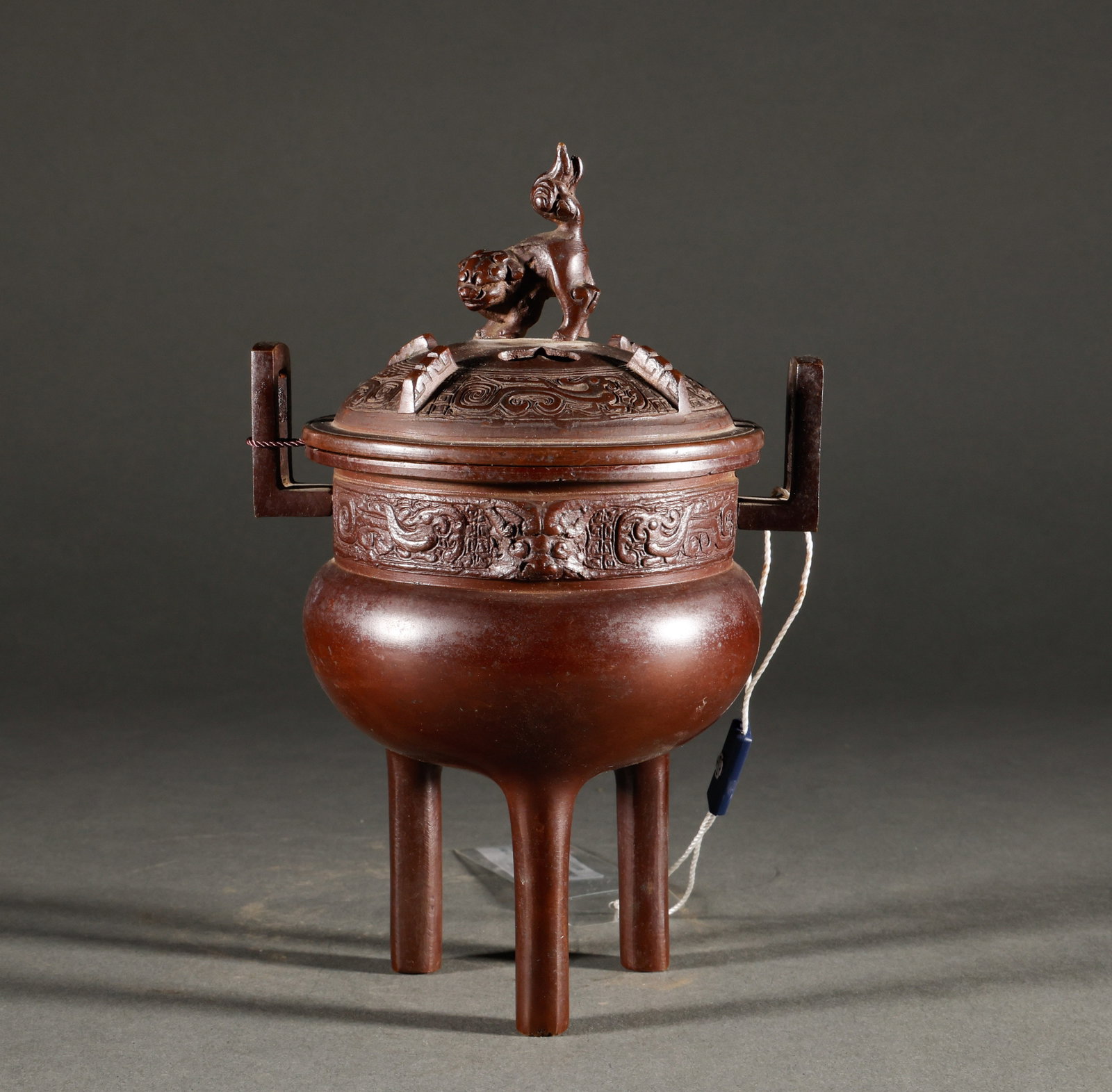 Reflux Qing Dynasty Copper Three Legged Aromatherapy Stove: The old Tibetan auspicious lion button with soaring ears and three legged copper smoking stove has a specification of 19cm in height, 11.5cm in width, and weighs 959g. The top of the stove is covered 