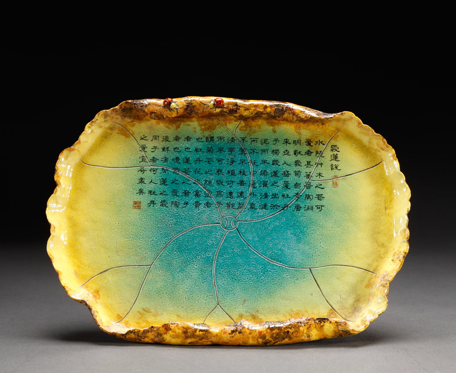 Qing Dynasty biomimetic porcelain lotus leaf plate: The biomimetic lotus leaf glazed poetry and literature appreciation plate has a specification of 22cm in height, 32cm in width, and 1167g in weight. The shape of the vessel is modeled after natural lo
