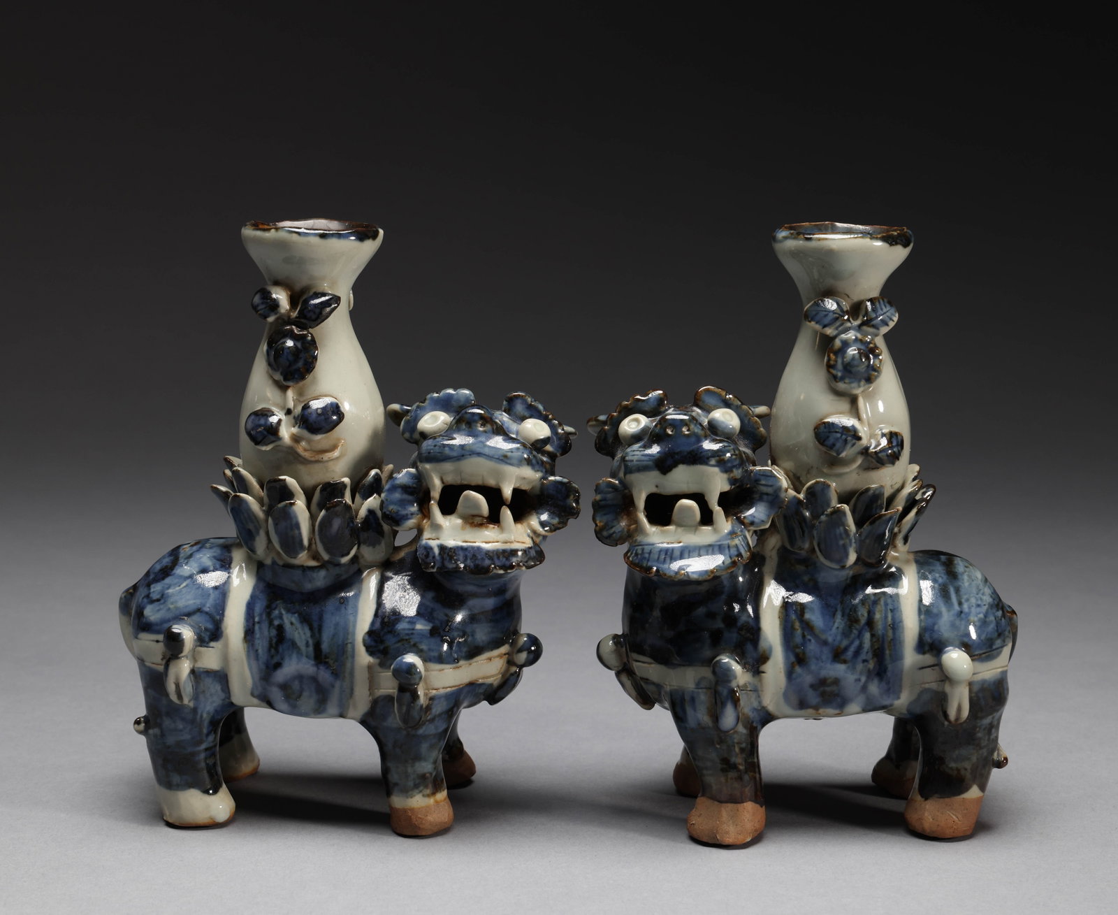 Before the Qing Dynasty, there was a group of blue and white lion flower insertions: A pair of antique porcelain blue and white auspicious beast carrying bottle ornaments, each measuring 11cm in width, 15.5cm in height, and weighing 921g. Hand molded male lion auspicious beasts, with 