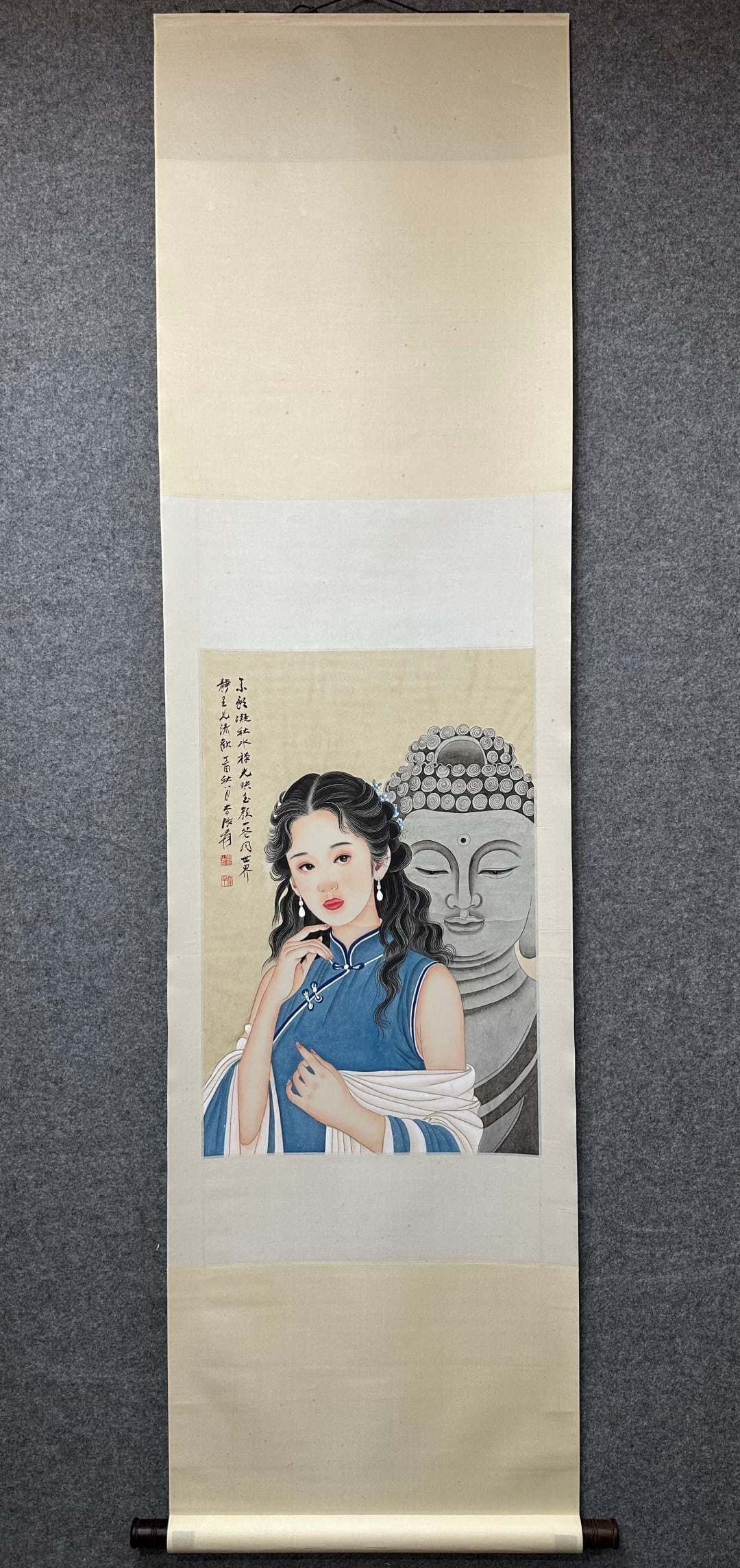 Zhang Daqian's jade faced Zen music paper vertical axis: A silk scroll depicting a Zen style elegant lady with a core size of 64cm in height and 42cm in width. Exquisitely crafted cheongsam with a gentle beauty, set against the backdrop of a Buddha's head, 