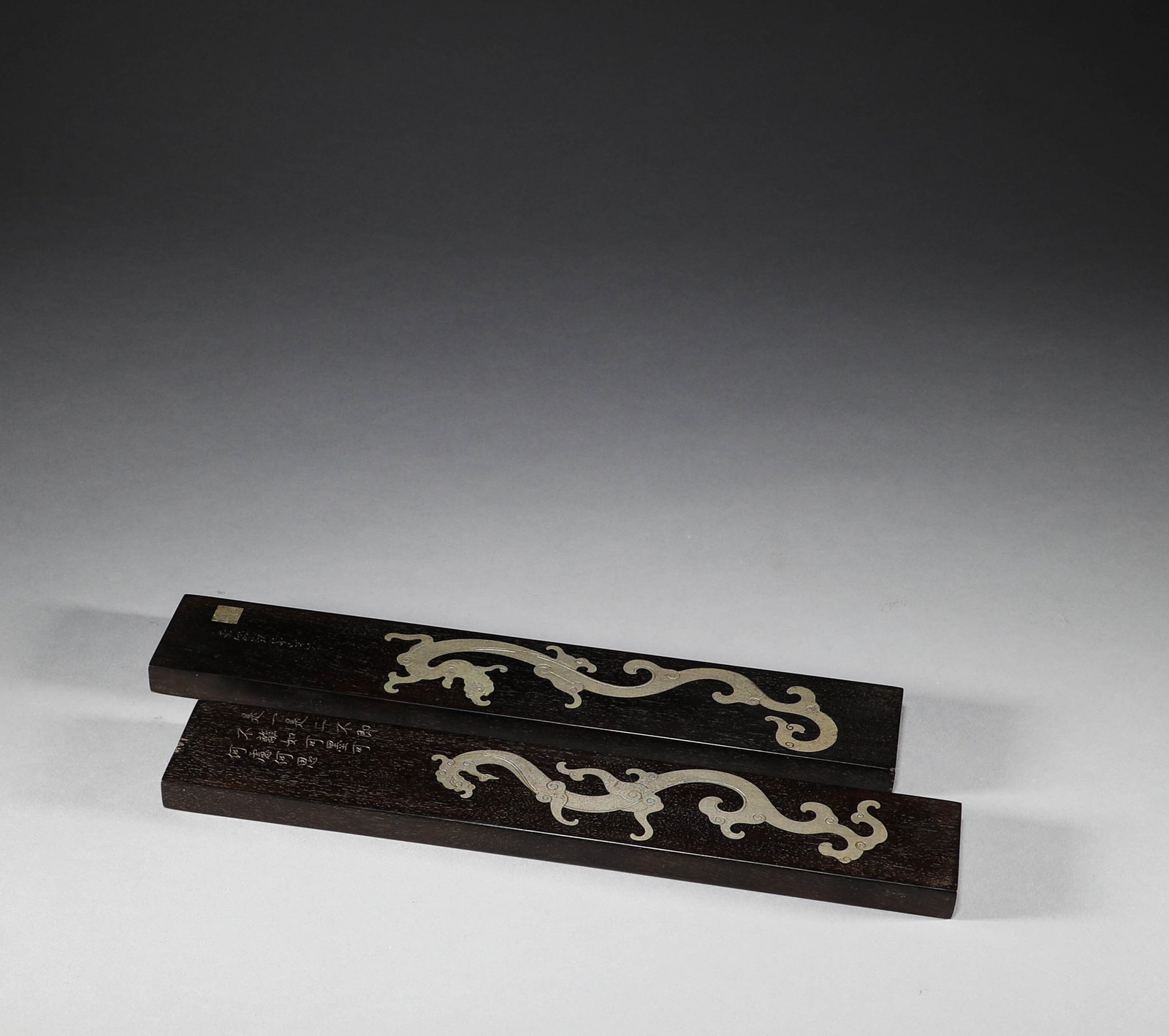 Qing Dynasty rosewood inlaid with silver dragon pattern paperweight: A pair of old rosewood inlaid with silver dragon poetry and prose paper, measuring 22cm in length and 5cm in width, with a total weight of 724g. The rosewood material is thick and heavy, and the body 