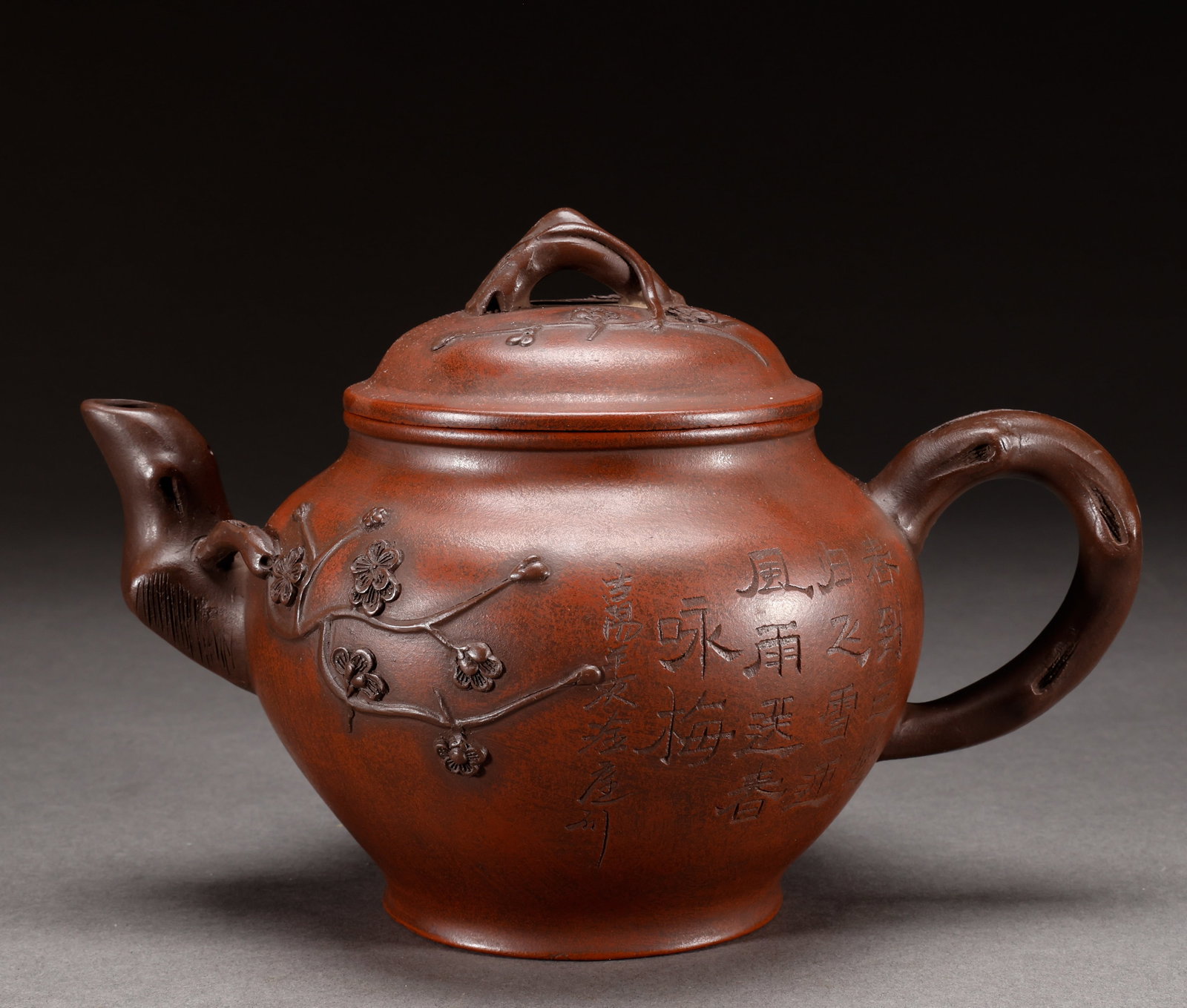 Qing Dynasty purple clay teapot: The old purple clay relief plum blossom poetry and prose pot, measuring 17cm in height, 22cm in width, and weighing 728g. It features a biomimetic plum branch spout and a flowing handle, with the oute