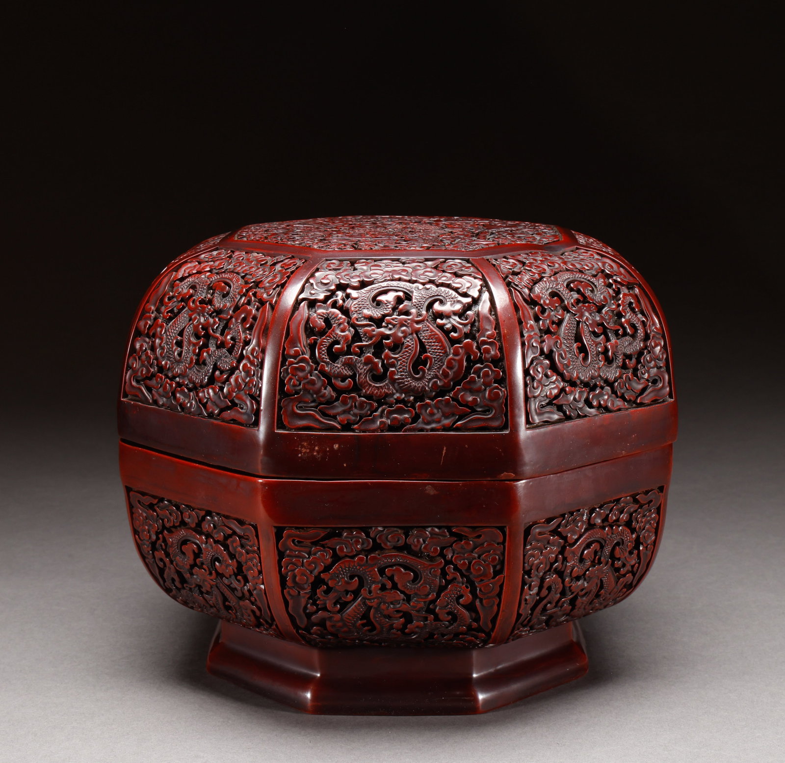Qing Dynasty Red Checkered Hexagonal Dragon Pattern Cover Box: The old collection features a red auspicious cloud dragon eight sided holding box, measuring 20cm in height, 23.5cm in width, and weighing 2435g. It is decorated with multiple layers of deep carved li