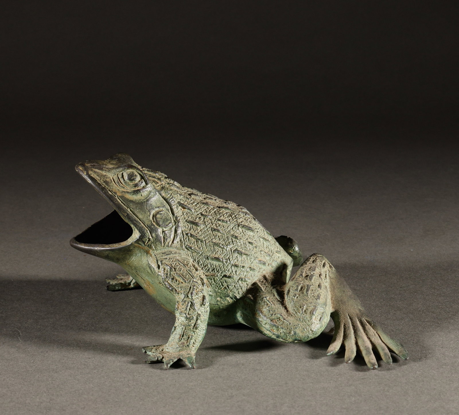 Qing Dynasty Bronze Frog Ornament: The antique bronze biomimetic golden toad ornament is 7.5cm high, 18cm wide, and weighs 458g. It is finely crafted with toad skin texture, with a vivid and realistic shape and natural rust coating; Th