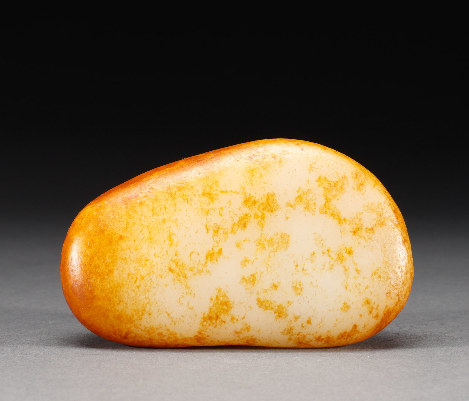 Hotan Jade Original Stone of Qing Dynasty: Hotan Jade natural sprinkling gold peel raw stone seed, with a specification of 10.5cm high, 6.5cm wide and 389g weight. The seed type is full and round, the jade is fine and oily, the natural golden