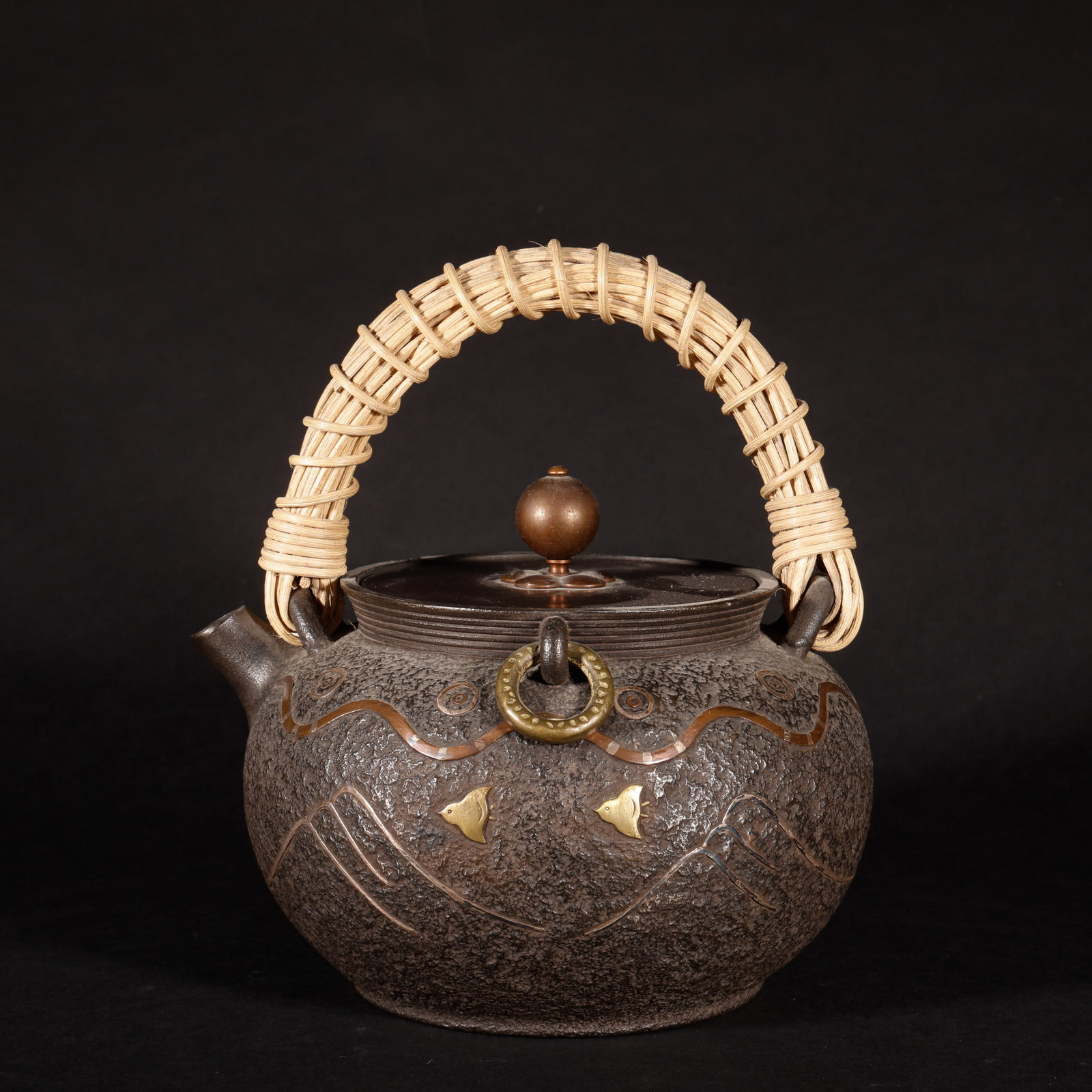 Old Japanese Iron Pot: The old iron pot with gold inlaid flying bird landscape pattern and rattan plaited handle is 20cm high, 15cm wide and weighs 1282g. The iron pot has a strong texture, and the pot body is inlaid with