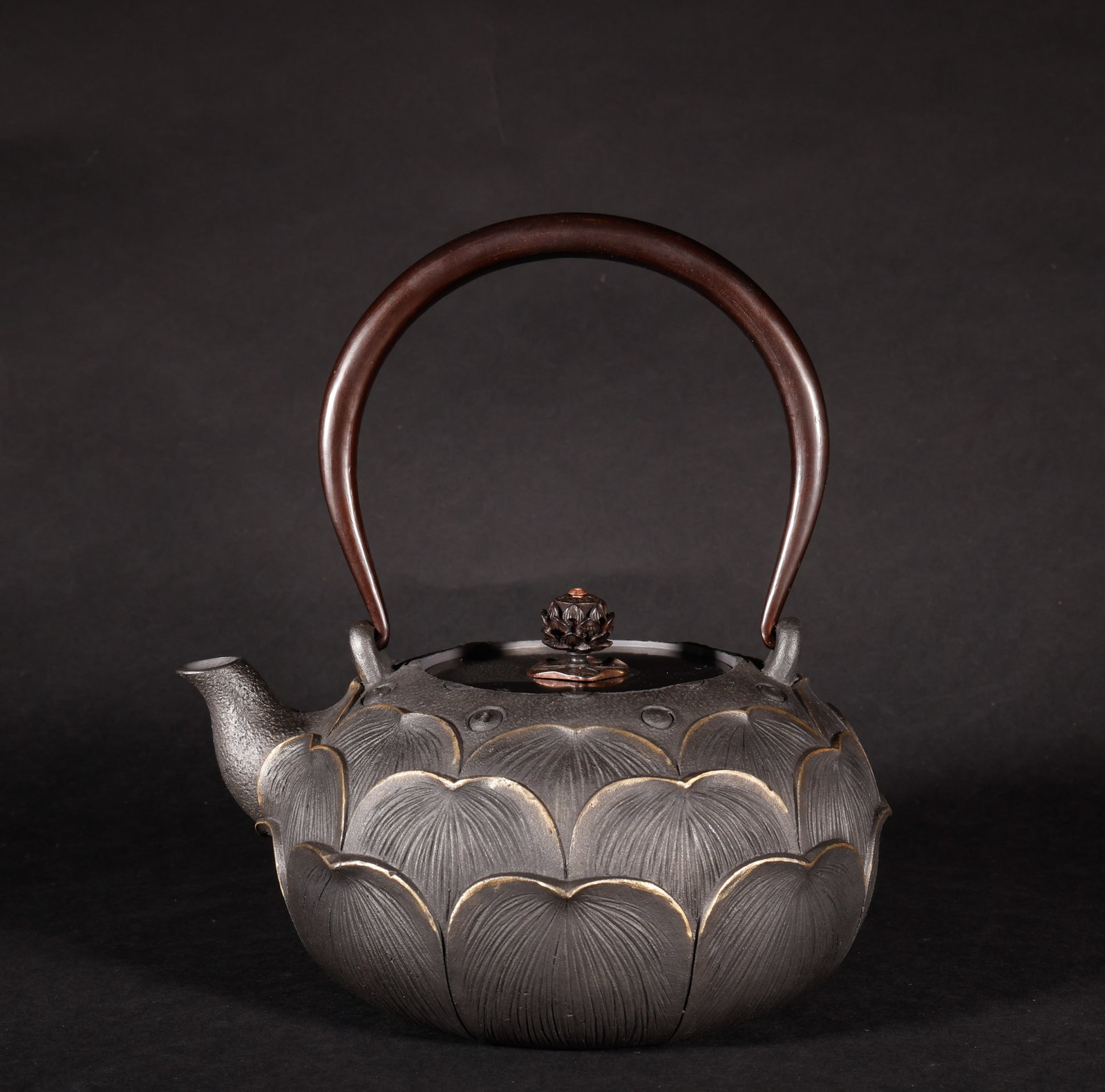 Old Japanese Iron Pot: The old iron pot with golden lotus pattern painted in exquisite relief is 22cm high, 18cm wide and weighs 1540g. The body of the pot is carved with layered lotus petals, and the edge is painted with