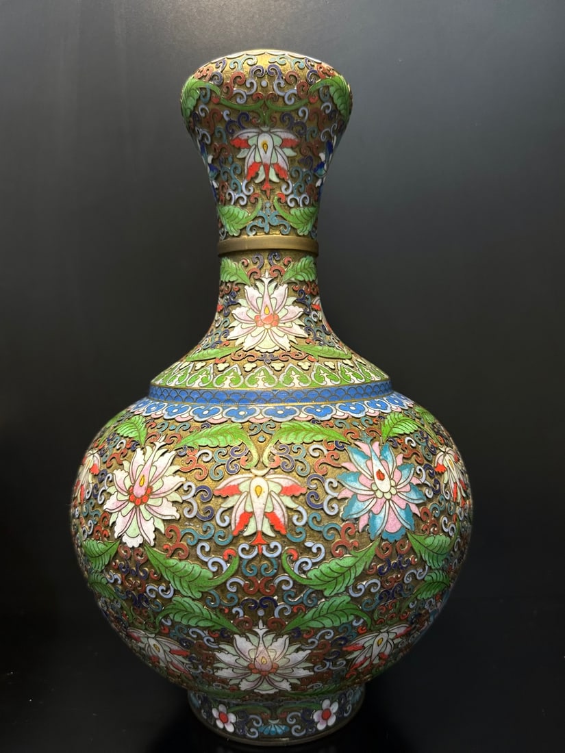 Japanese Return to Qing Dynasty Copper Enamel Vase: Copper body cloisonn enamel wrapped flower garlic head appreciation bottle, with specifications of 30cm high, 18cm wide, and weighing 1130g. Full of cloisonn ?? and color filling, the body is intricat
