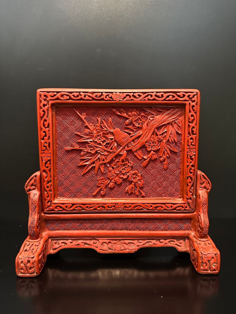 Qing Dynasty carved lacquer flower and bird pattern screen insert: The screen is carved with red lacquer on the forehead, with a height of 16cm and a width of 17.5cm. It is carved with cinnabar red lacquer, with a pattern of intertwined branches on the outer frame.