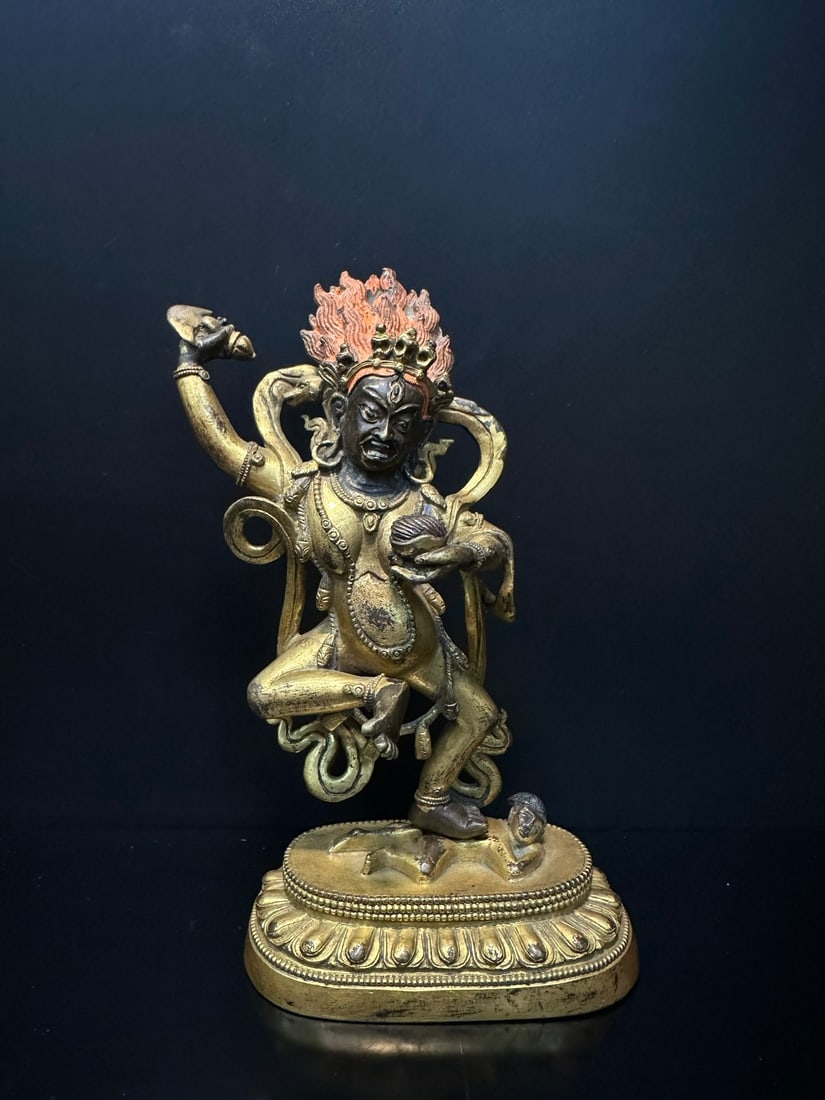 Returning to the Qing Dynasty, the bronze gilded statue of Jingang Haimu was created: The bronze gilded Furious Empty Sky Mother Buddha statue is 16cm high and weighs 421g. The statue presents a lively dance style, with fiery hair buns and accessories such as pendants and ribbons. The