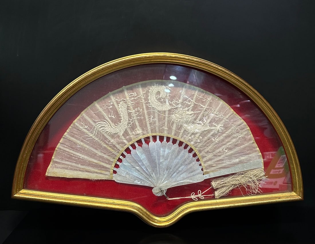 Qing Dynasty Thirteen Rows Shell Carving Hand Embroidered Folding Fan Hanging Screen: Embroidered cloud dragon pattern old folding fan with Beigu gauze surface, with an outer frame size of 52cm long and 31cm wide. Beimu carved fan bone, handmade embroidery of Canglong Xiangyun on thin