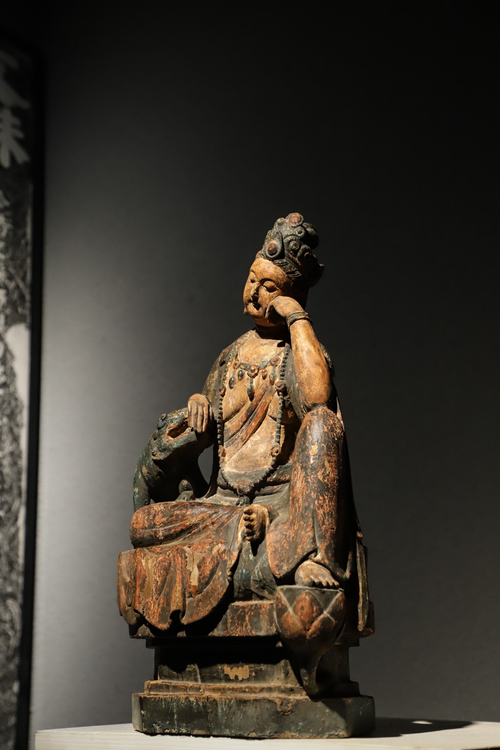 Wooden Guanyin statues before the Ming Dynasty: The ancient wood carving with colorful and free flowing Guanyin statue is 46cm high and 28cm wide. The wooden body is carved with a whole material, and the Bodhisattva sits in contemplation. The