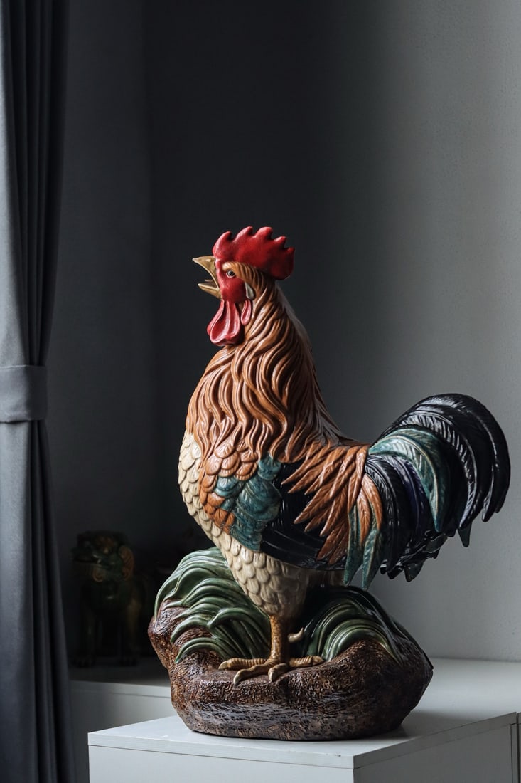 Republic of China painted rooster statue: Shiwan Kiln's exquisite painted rooster porcelain sculpture, with a height of 65cm and a width of 51cm. The rooster sings loudly with its head held high, and its wings are finely layered. The