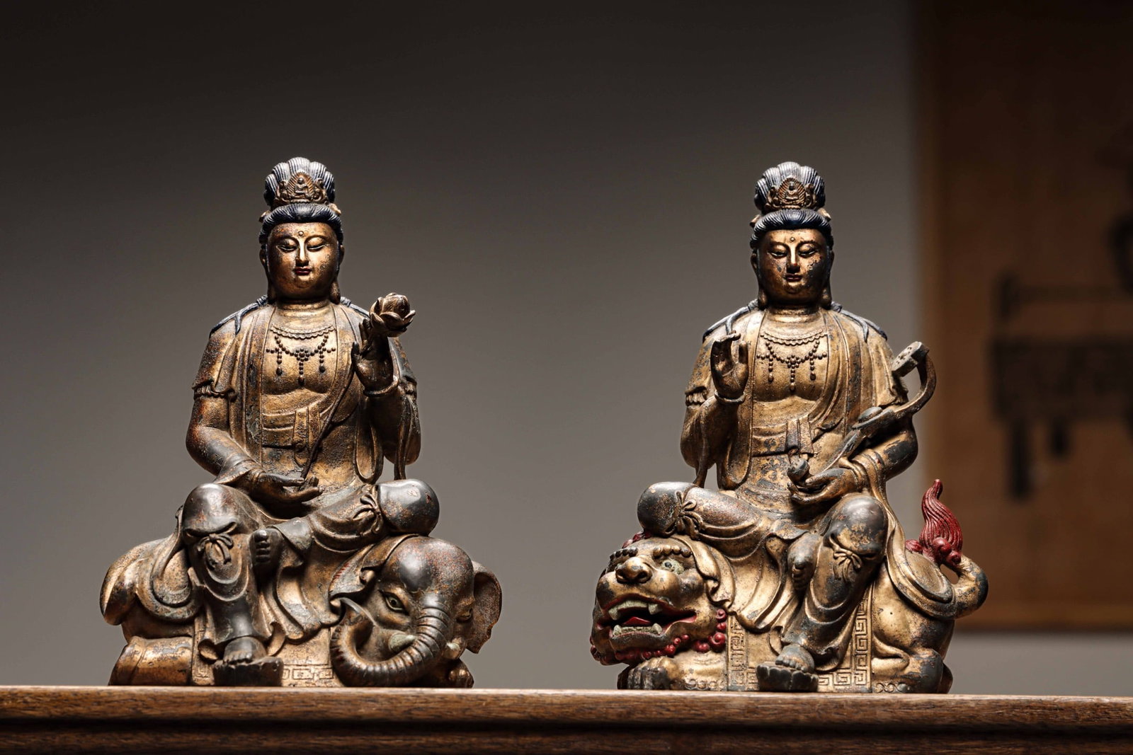 Bronze gilded statue of Manjusri Bodhisattva and Samantabhadra Bodhisattva from the Qing Dynasty: A pair of bronze gilded statues of Manjushri Bodhisattva and Samantabhadra Bodhisattva, each measuring 21cm in height and 15cm in width, with a total weight of 2500g. Manjushri rides a lion and holds 