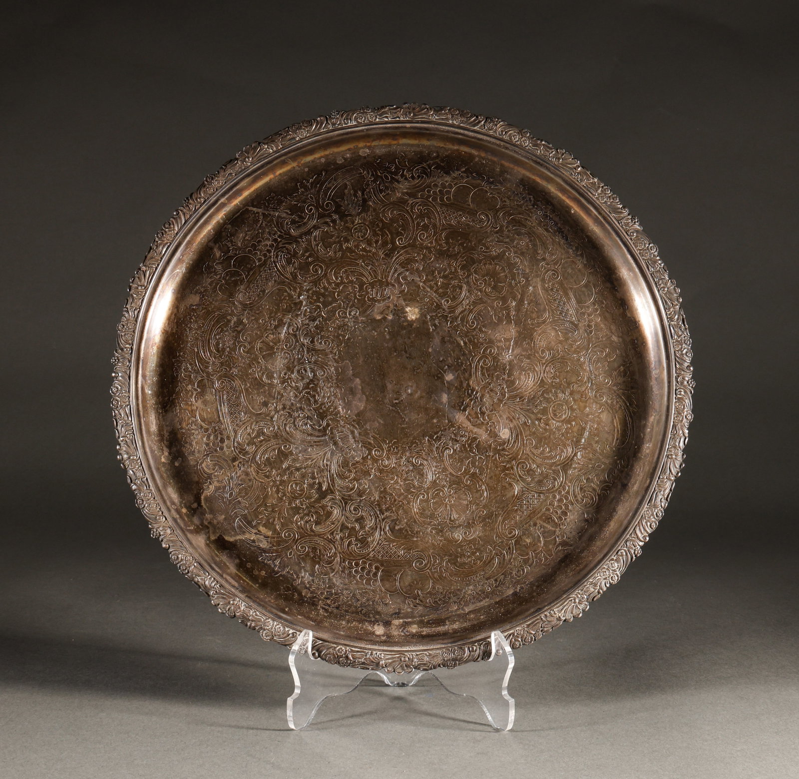 Patterned silver plated plate: Overseas handmade carved pure silver round appreciation plate, diameter 32cm, thickness 1.5cm, net weight 1001 grams. Lace relief mouth edge, full of intricate branch patterns, rich old silver patina,