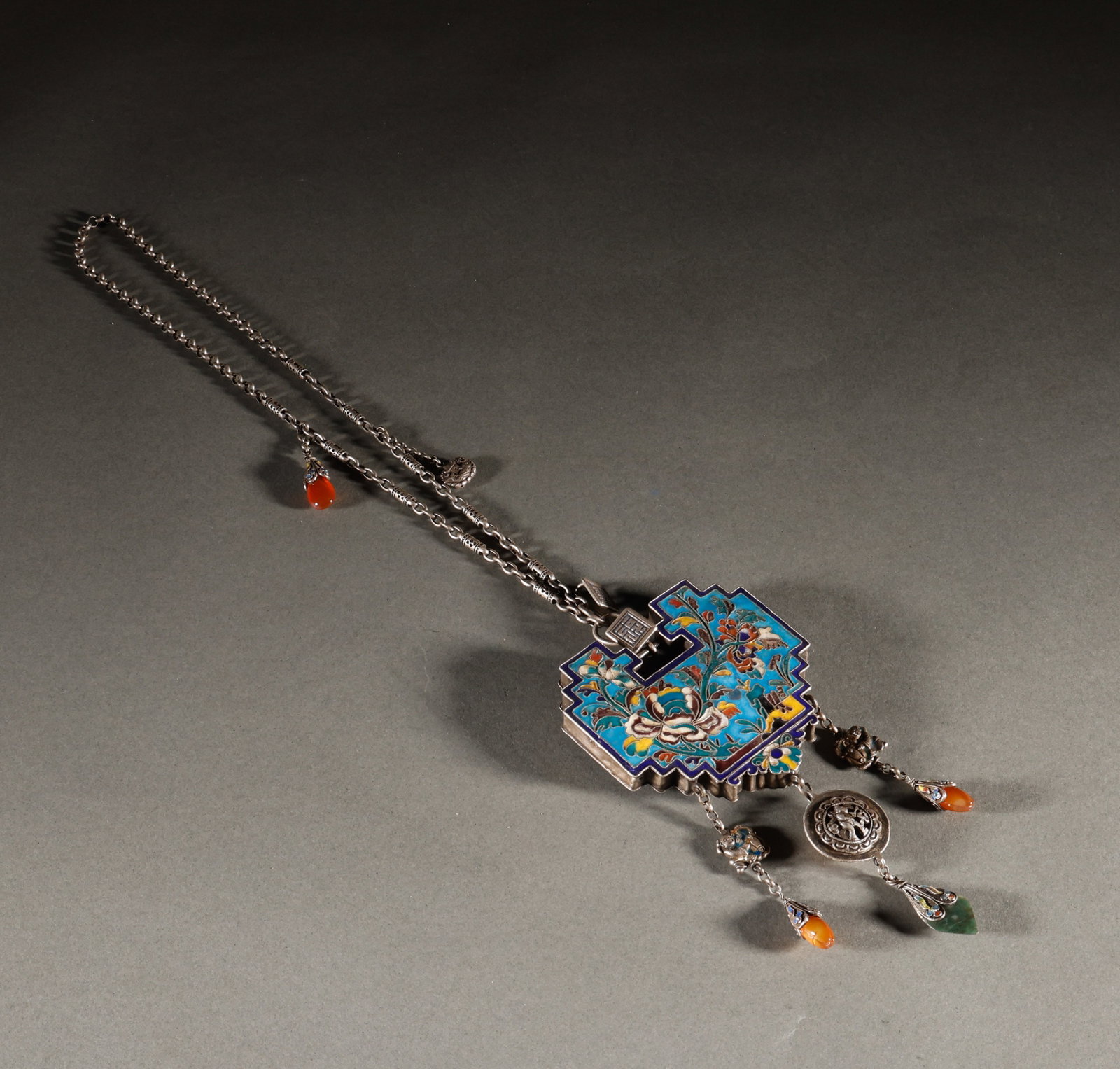 Qing Dynasty burnt blue silver padlock: Old silver cloisonn burnt blue floral multi treasure safety lock, with a chain length of 46cm, a lock body of 8.5 ?? 9cm, and a weight of 154g. The lock body is decorated with bright enamel flowers, a