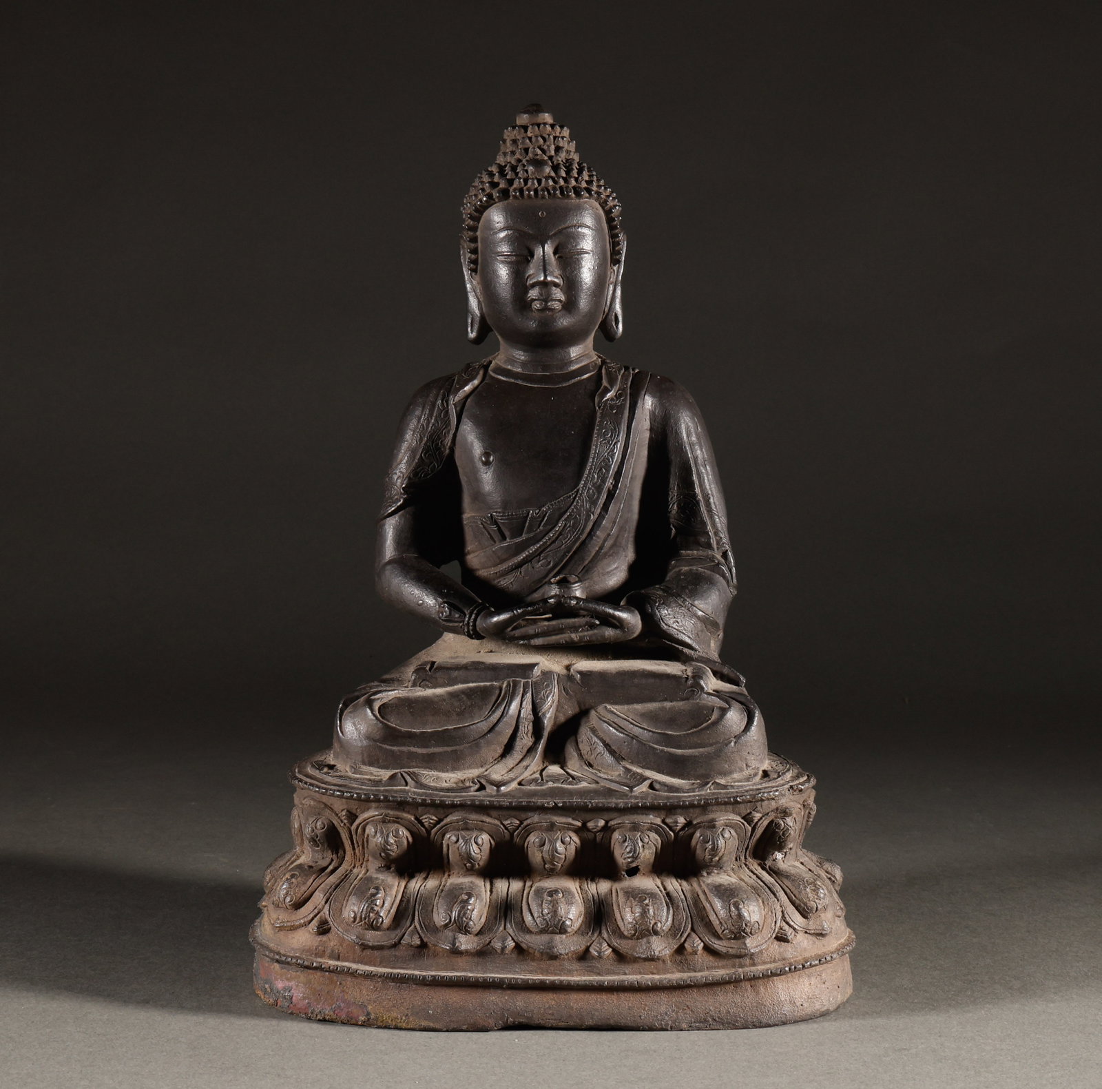 Bronze statue of Medicine Buddha from the Ming Dynasty: The ancient bronze statue of Shakyamuni Buddha is 26cm high, 18cm wide, and weighs 2881g. It features a meditation seal vase, a double layered relief lotus pedestal, exquisite clothing patterns, and d