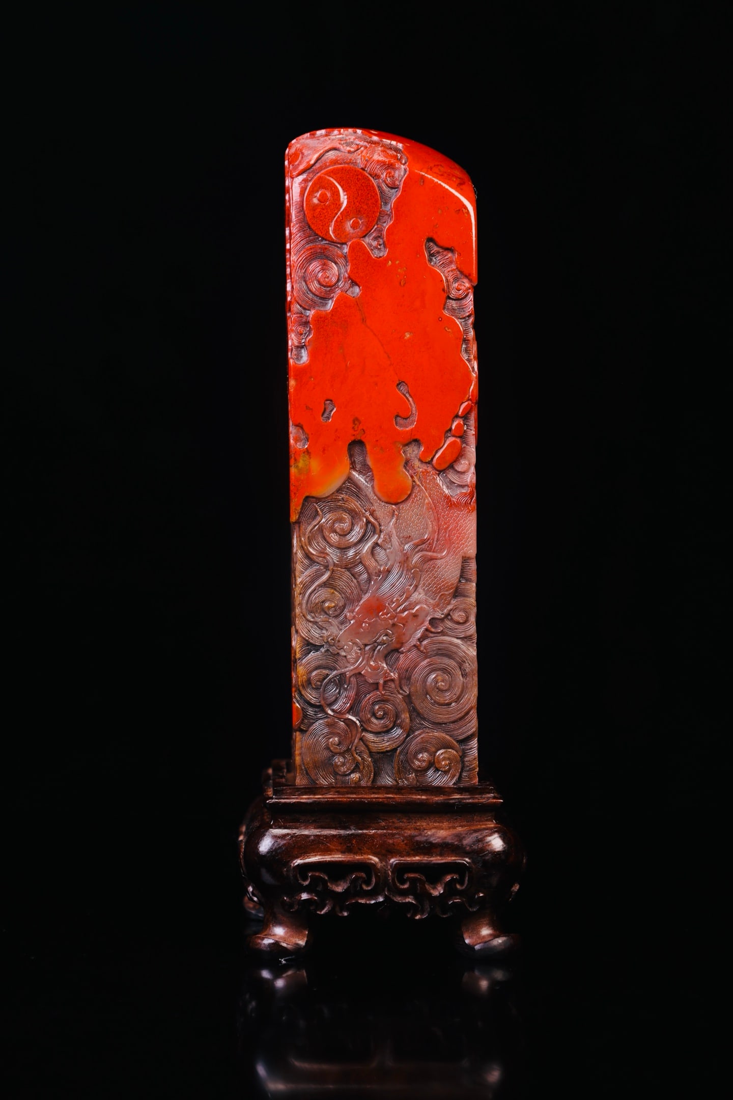 Qing Dynasty Shoushan Chicken Blood Stone Seal: Shoushan Dahongpao Cloud Dragon Relief Seal, size 12.8 ?? 3.5cm, weight 384g. Clever color division, carved with the pattern of swimming dragon, cloud and water, Tai Chi, bright red stone color, with 