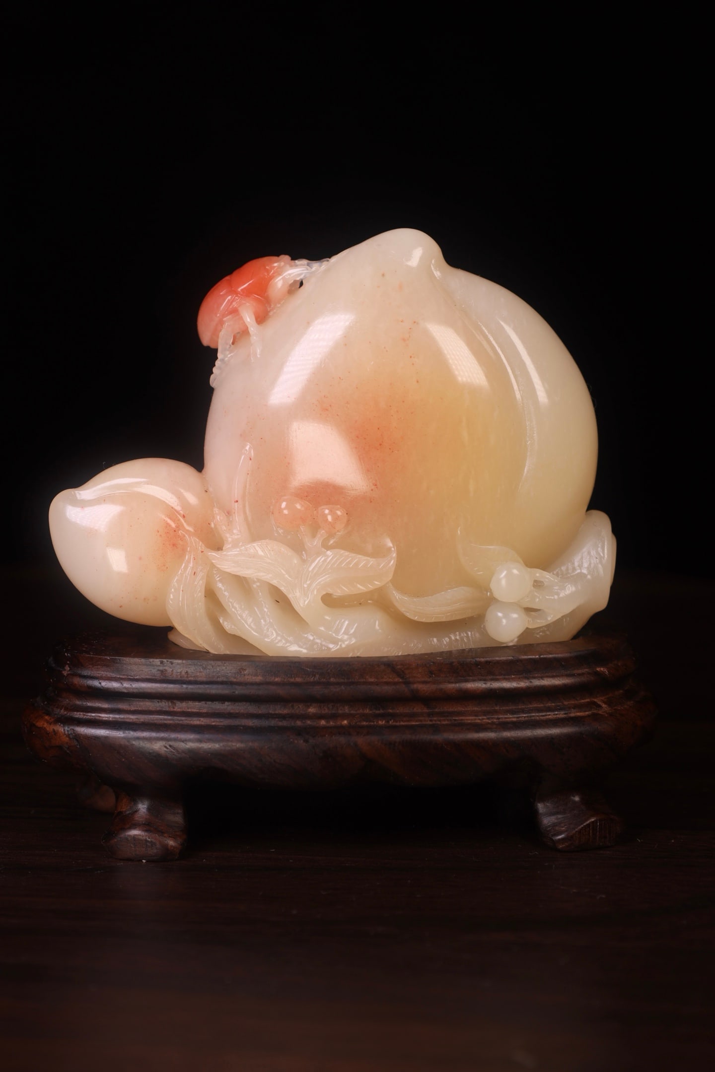 Qing Dynasty Shoushan Stone Shoutao Ornament: Shoushan frozen stone exquisite color Shoutao carving, size 8.2 ?? 6.6cm, weight 182g. The white frozen texture is oily and transparent, with red cleverly carved beetles and auspicious longevity theme