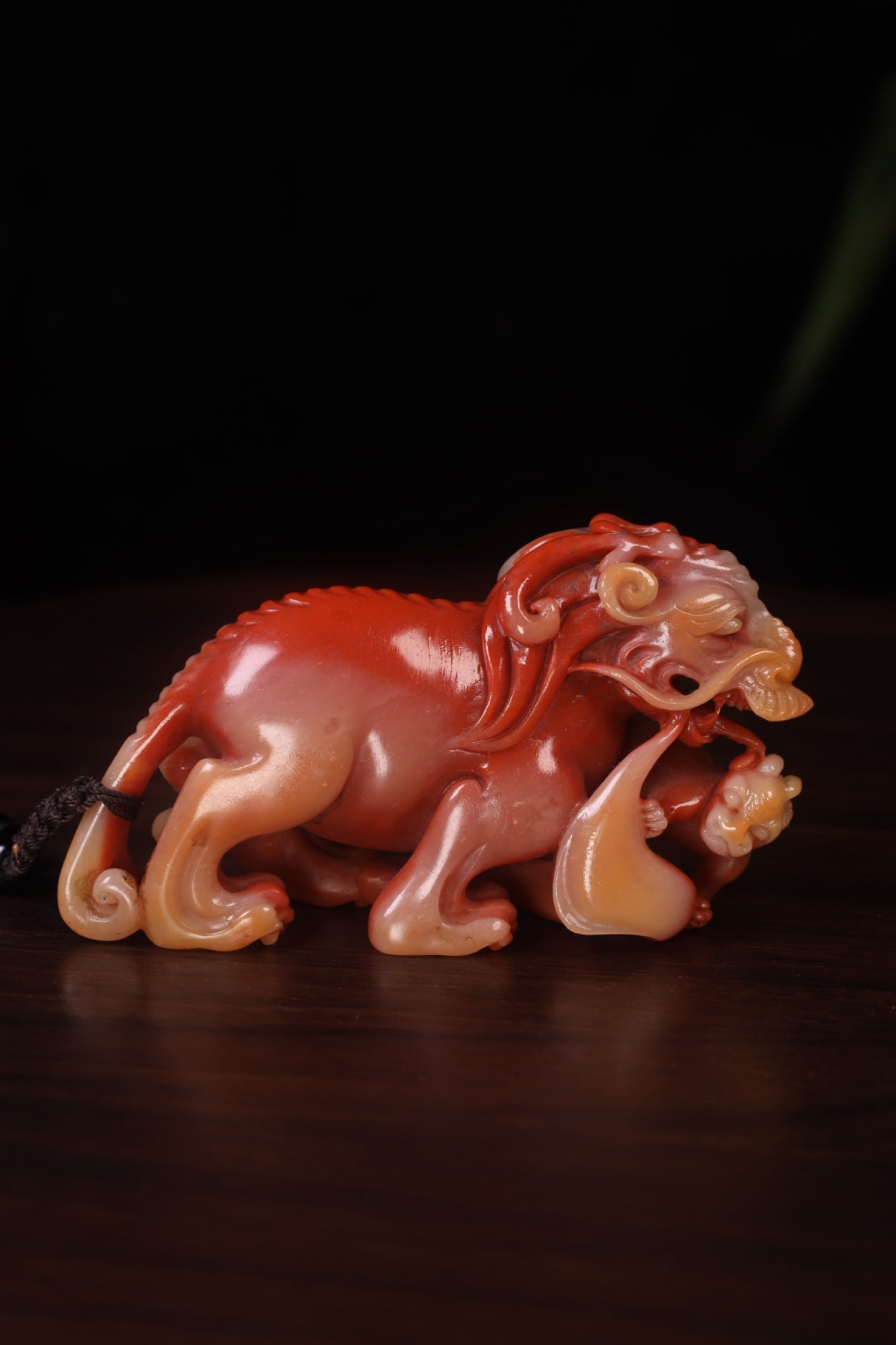 Qing Dynasty Shoushan Stone Rui Beast Ornament: Shoushan Stone Qiaozi Mother Chi Handle, size 4.6 ?? 9.8cm, weight 50g. Clear red and white colors, round carved mother and child auspicious beasts, exquisite craftsmanship, with hanging rope, suitabl