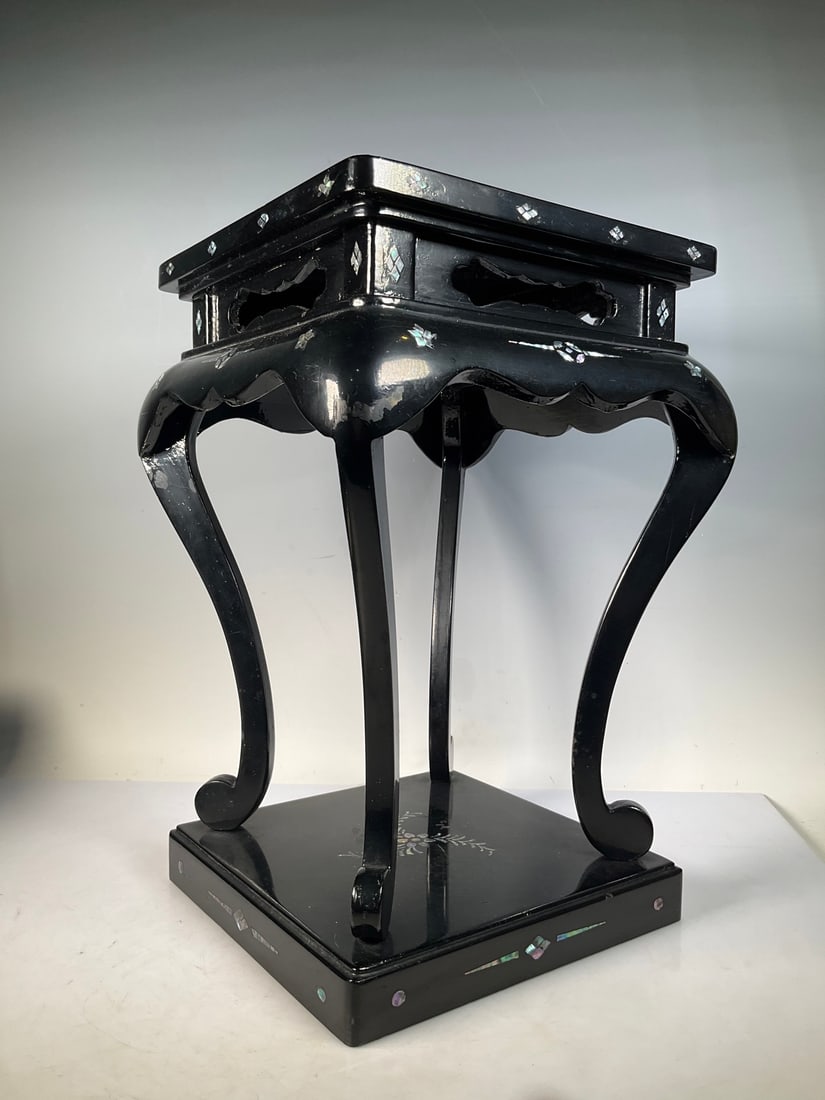 How many pieces of lacquer inlaid with mother of pearl for the Republic of China wooden tire: Large lacquer mother of pearl inlay with bent legs, size 41 ?? 28cm. Black lacquer glossy surface, embellished with colorful mother of pearl, hollowed out waist waist, pleasing curved feet, antique st