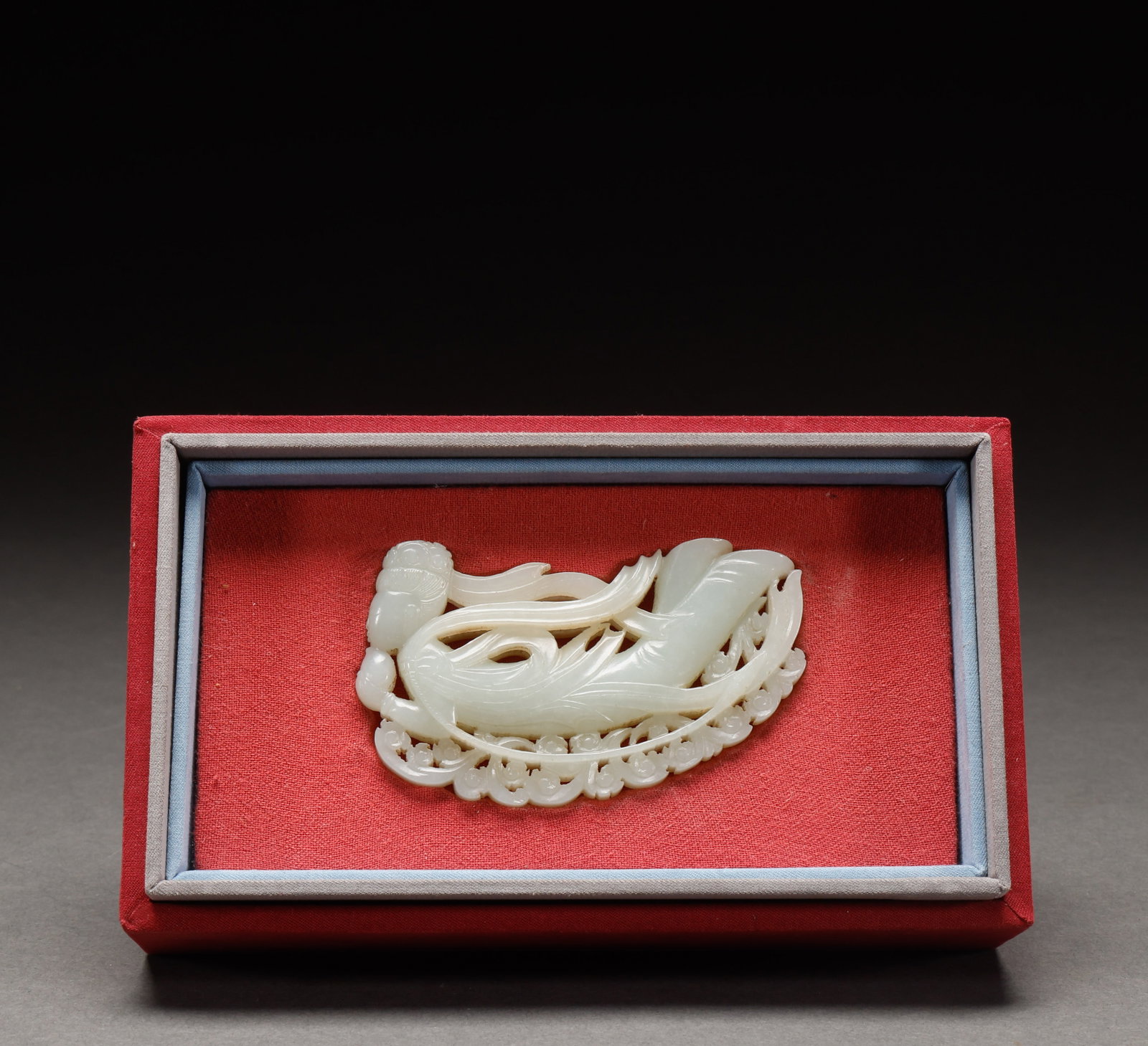 Qing Dynasty Hotan Jade Flying Sky: Hetian white jade hollow flying sky jade pendant, size 5.5 ?? 9cm, weight 85g. Translucent carving of entwined branches and auspicious clouds, floating ribbons flying sky, elegant lines, antique and p
