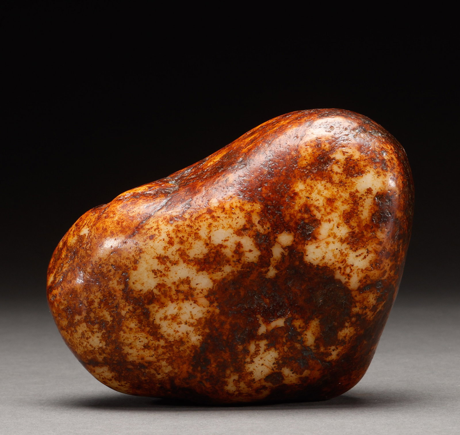 Hotan Jade Original Stone of Qing Dynasty: Hotan Jade red skin seed material raw stone, size 11 ?? 16cm, weight 1858g. Natural full pebble shape, thick and colorful old skin wrapped white meat, complete raw skin large material, collection of f