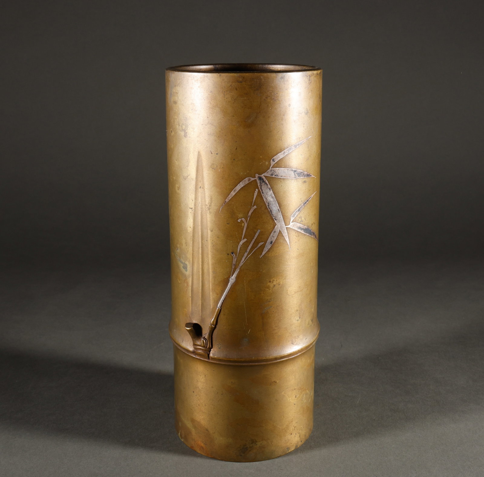 Returning to Qing Dynasty copper inlaid with silver and bamboo pattern pen holder: Bamboo knot embedded silver copper pen holder, size 24 ?? 9.5cm, weight 1050g. Inlaid with silver bamboo leaf decoration, biomimetic bamboo knot shape, elegant antique bronze stationery.