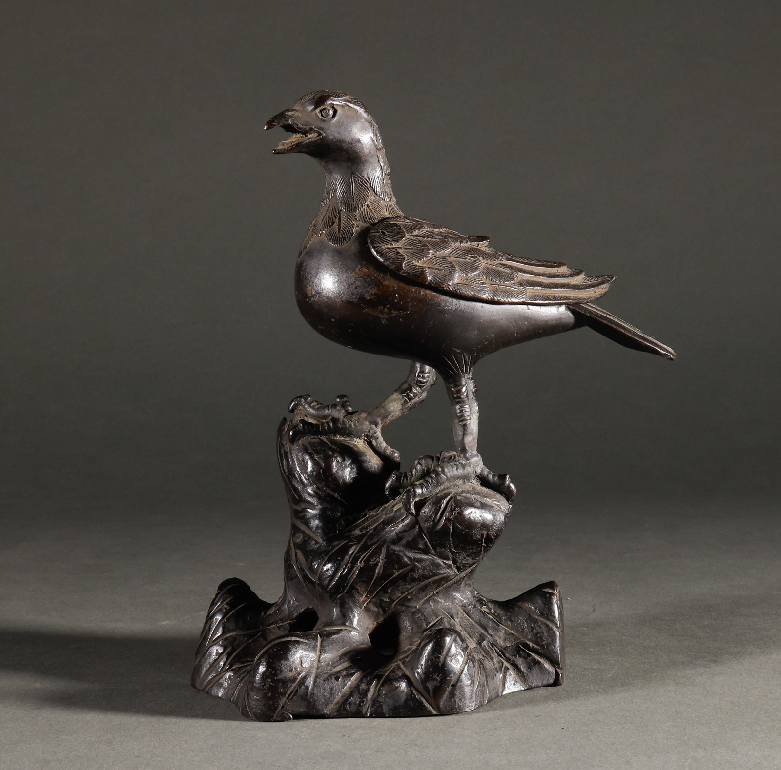Reflux Qing Dynasty Copper Bird Aromatherapy: Copper bird stepping on lotus leaf display ornament, size 20 ?? 13cm, weight 854g, carved wing texture, aged patina, exquisite bronze carving in the study room.