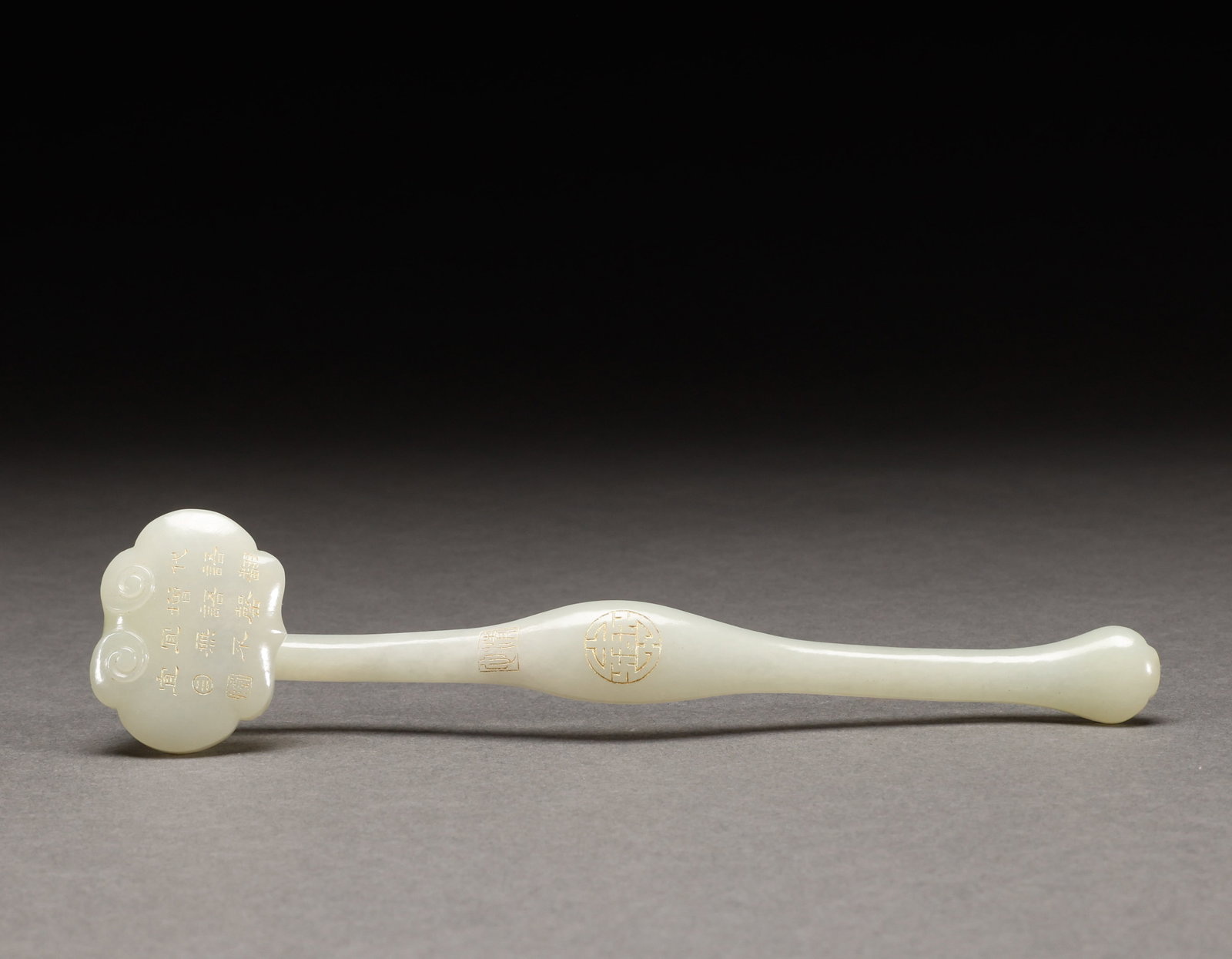 Hotan Jade Ruyi in Qing Dynasty: Hotan Jade's gold painted poems and articles are Ruyi, 28.5cm in length, 4.5cm in width and 33g in weight. It is made of blue and white jade, Ruyi's cloud head is Ruyi's shape, Ruyi's head and handle 