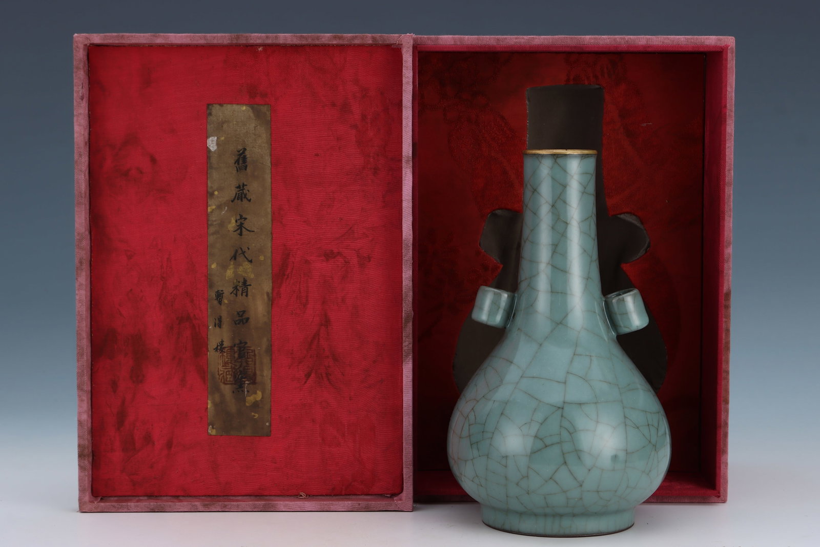 Before the Ming Dynasty, the official kiln used two ear vases with powder blue glaze: The Ge glazed gold mouth through ear vase is 23cm high and 13.5cm wide. It is made of powder blue glaze, with a wide opening and a gold mouth. The shape of the vase is regular, and the enamel is warm 