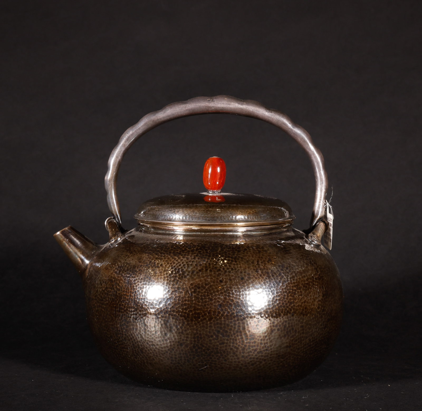 Old Japanese silver teapot: Silver hammer patterned agate button handle teapot, height 18cm, width 15cm, weight 439g. Handmade hammer patterned silver body, agate lid button, wavy silver handle, rounded shape, aged patina, exqui