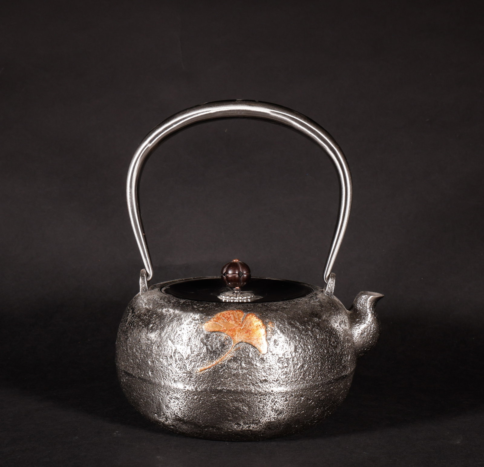 Old Japanese Iron Pot: Silver rock ground embedded with ginkgo leaves and a handle pot, 23cm high, 17cm wide, weighing 1281g. The silver body is hammered into the texture of mountain stones, decorated with ginkgo leaves, wo