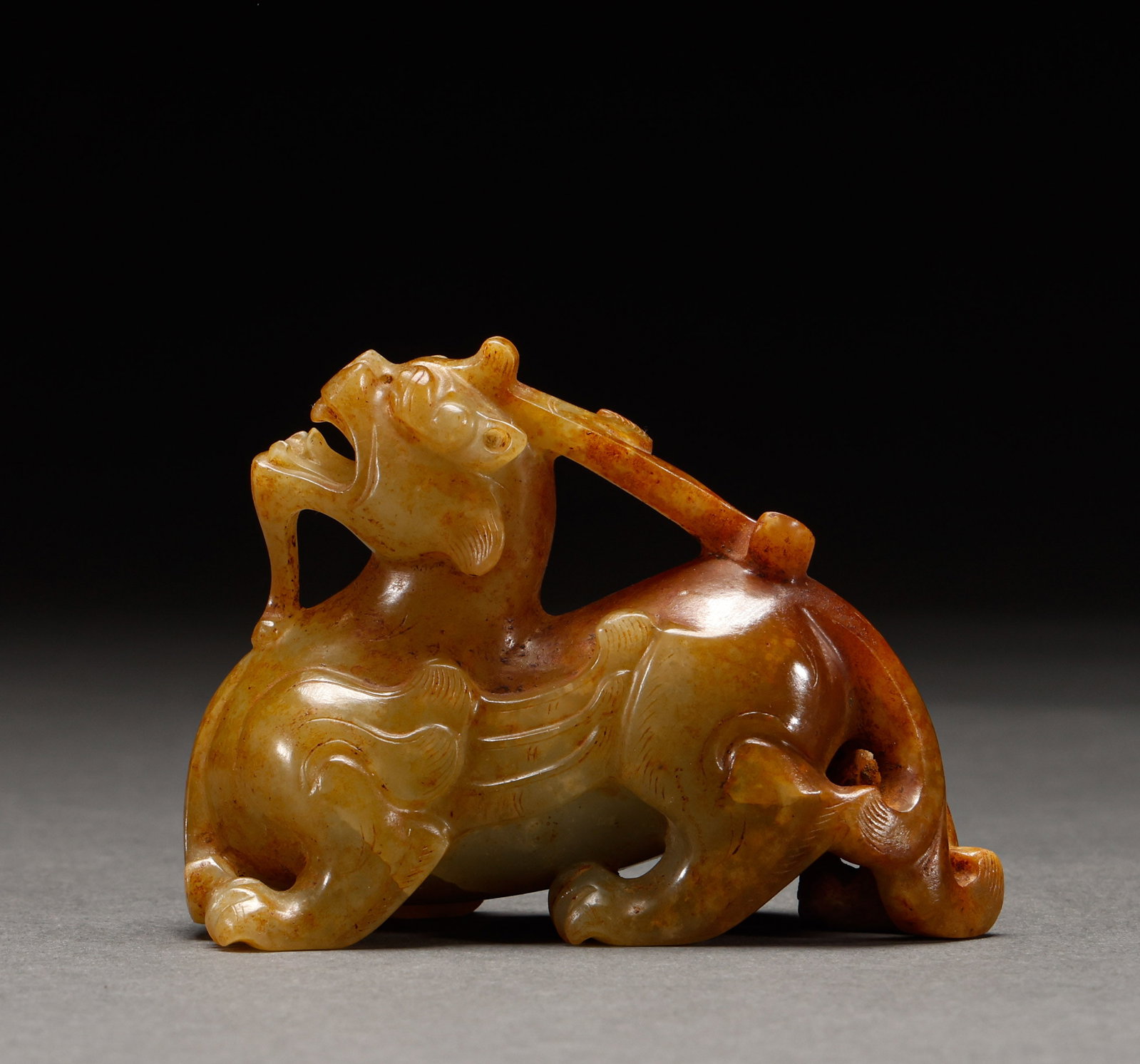 Hotan Yurui Beast before the Ming Dynasty: Pre-Ming Hetian Jade Auspicious Beast. Splendid and dignified, bearing an air of grandeur, the piece stands 6 cm tall, is 8.5 cm wide, and weighs 199 g. The jade is warm and translucent with naturally