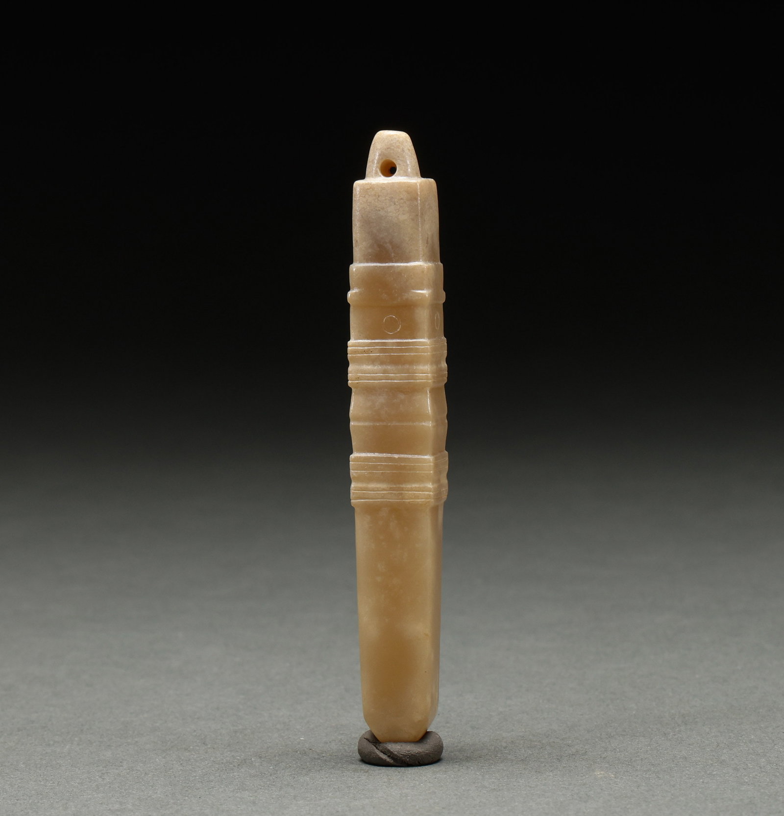 Hotan Jade accessories before the Ming Dynasty: Pre-Ming Hetian Jade Ornament. Crafted with the consummate skill of a golden age, the piece stands 10 cm tall, is 1.5 cm wide, and weighs 36 g. The jade is warm and translucent with naturally mellow m